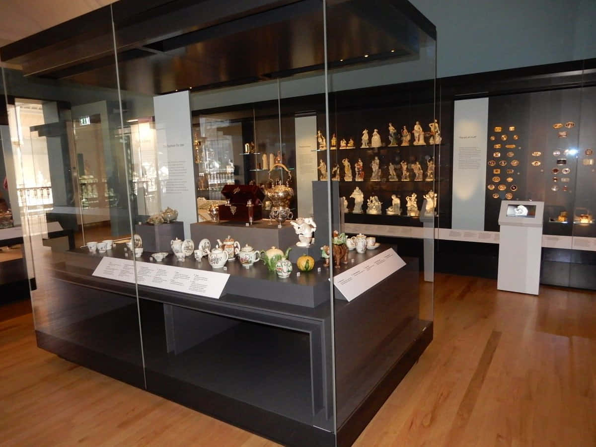 National Museum Of Scotland, glass display cases, porcelain figurines, SD Desktop Wallpaper