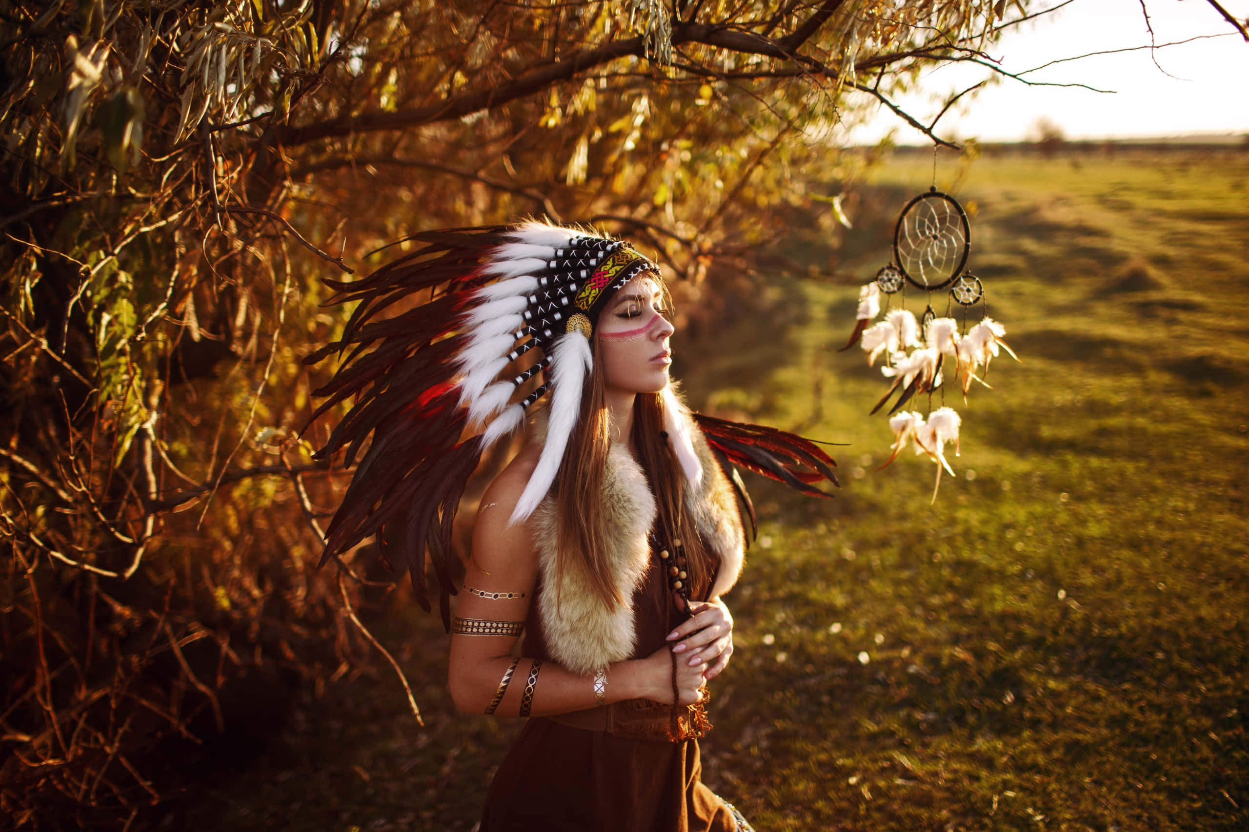 Native American Indian, feathered headdress, dreamcatcher, 2K Desktop Wallpaper