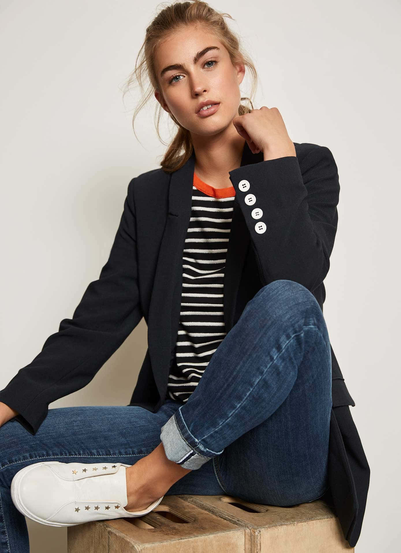 navy blue blazer, striped tee, wooden crate, HD Phone Wallpaper