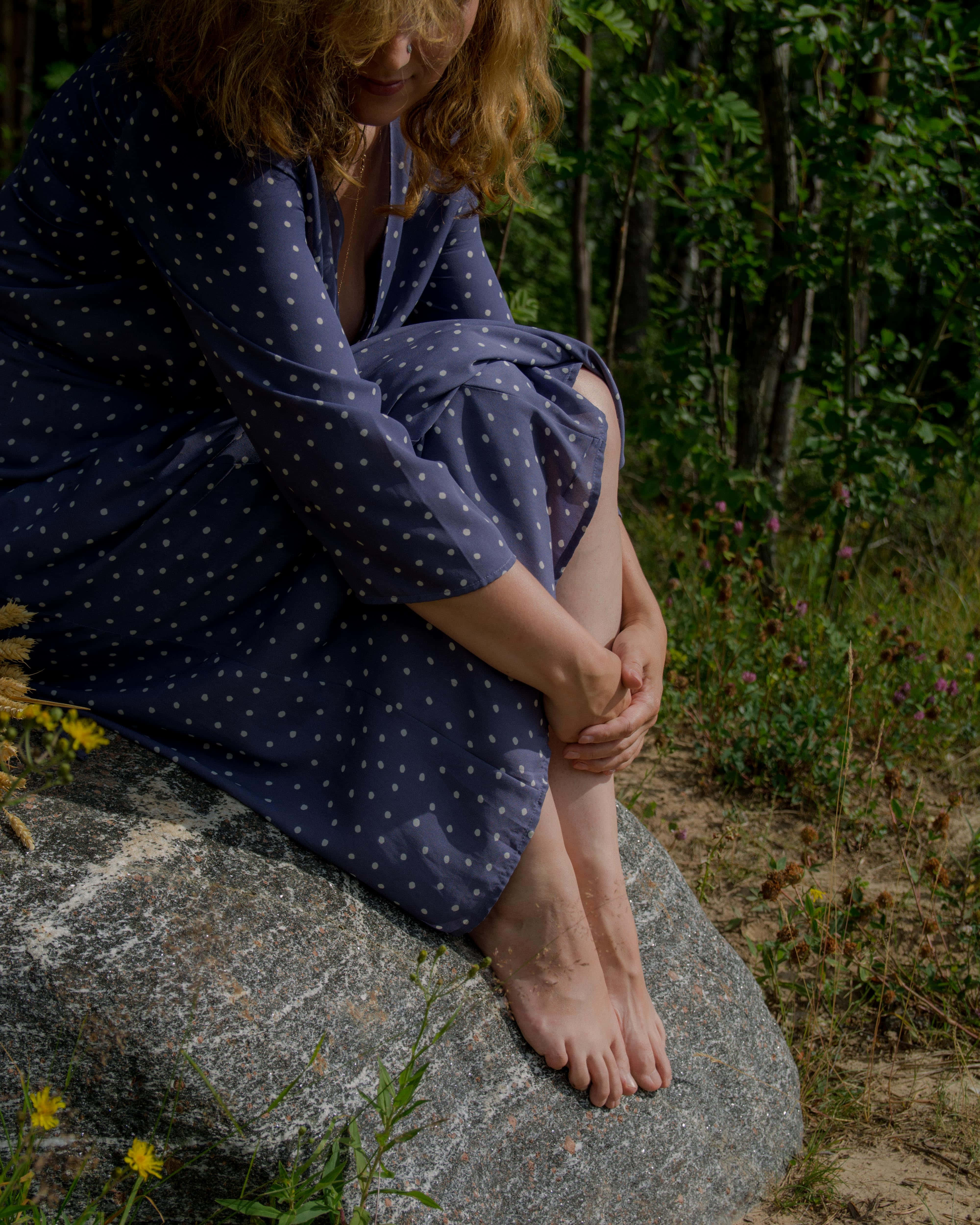 Navy Blue Dress, blue polka-dot dress, mossy rock, 4K Phone Wallpaper