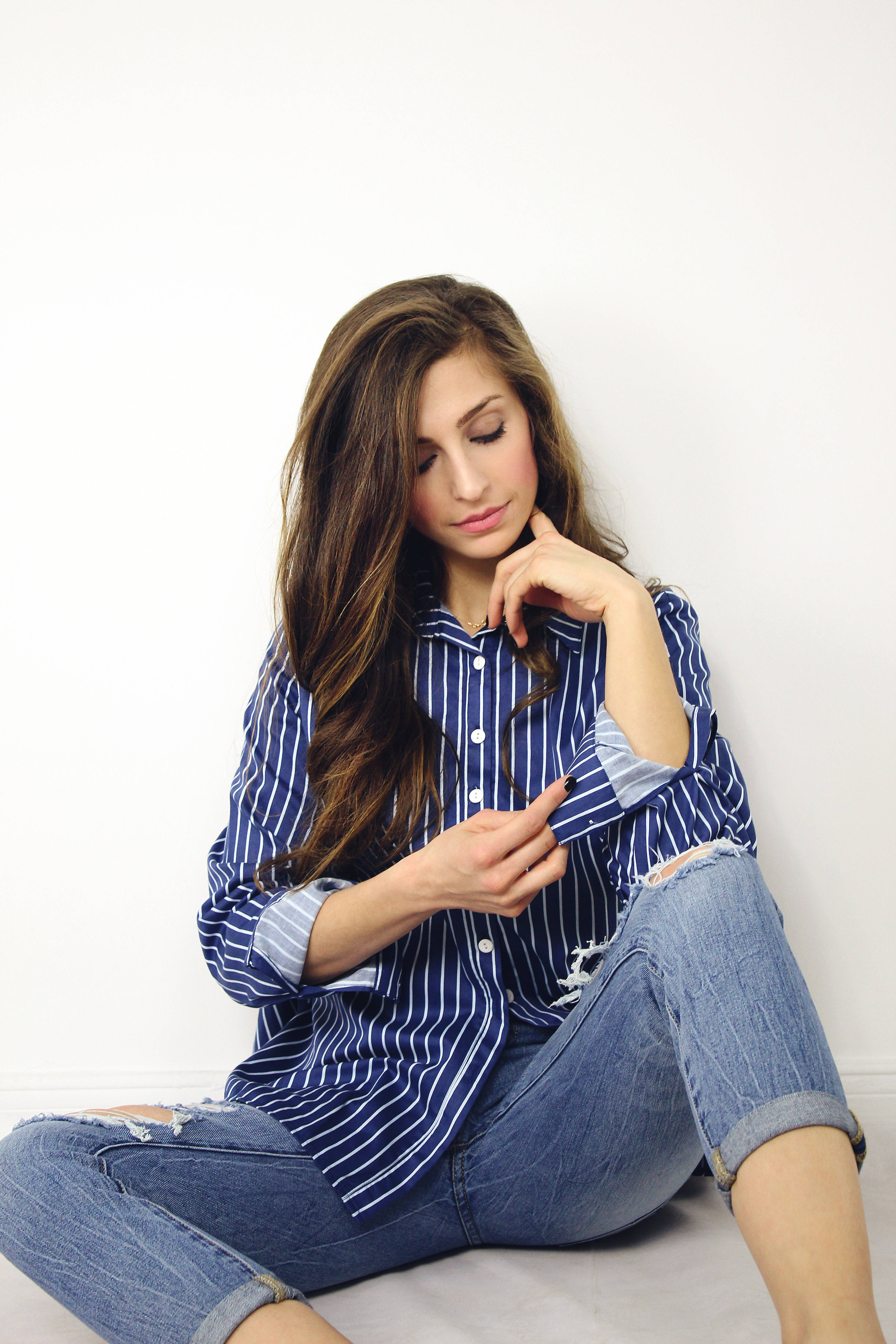 navy blue outfit, blue striped shirt, ripped jeans, 5K Phone Wallpaper