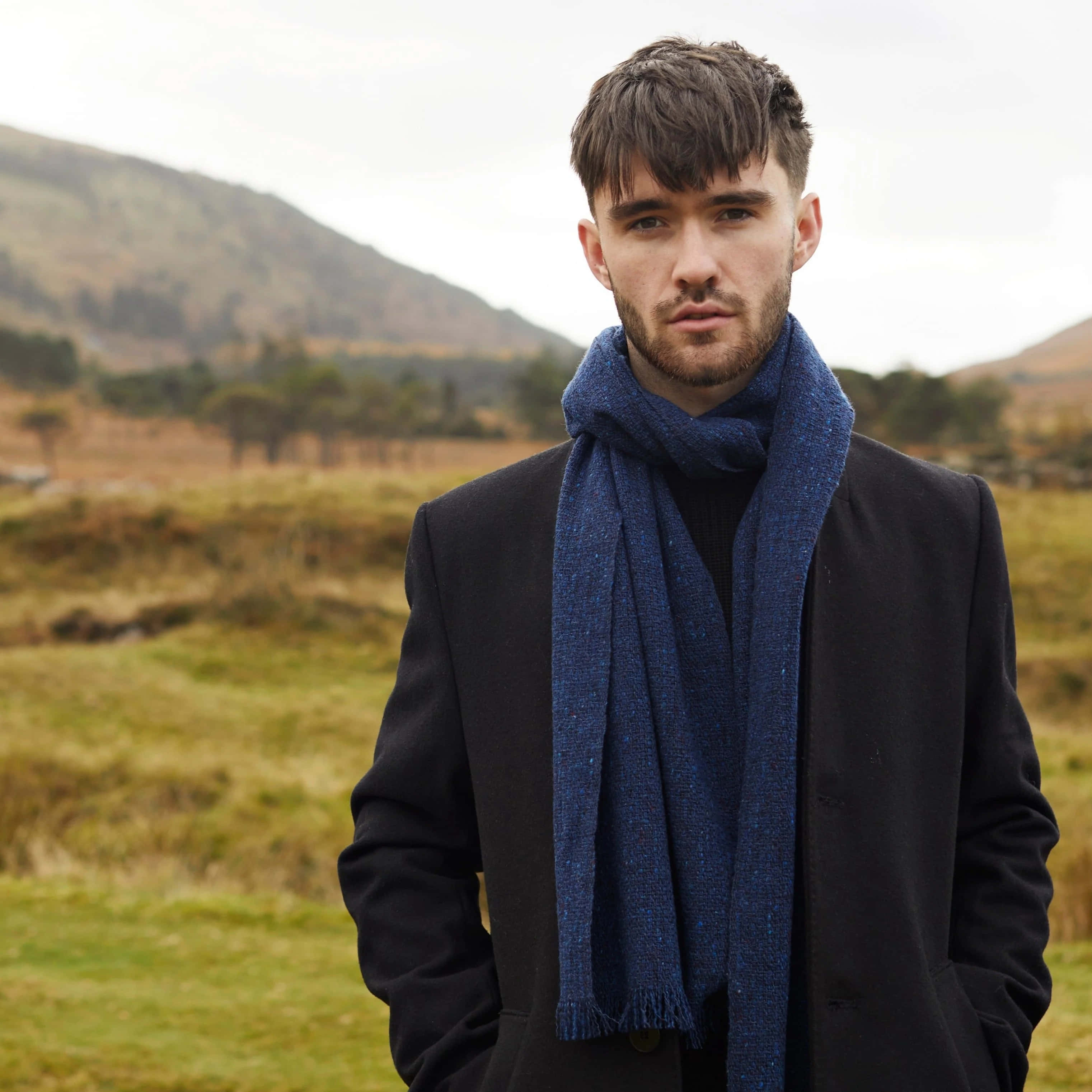 navy blue scarf, man, dark hair, 2K Desktop Wallpaper