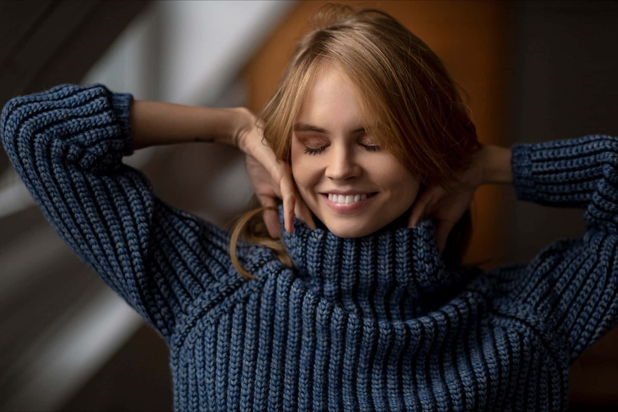 navy blue sweater, chunky blue knit sweater, woman, Full HD Desktop Wallpaper