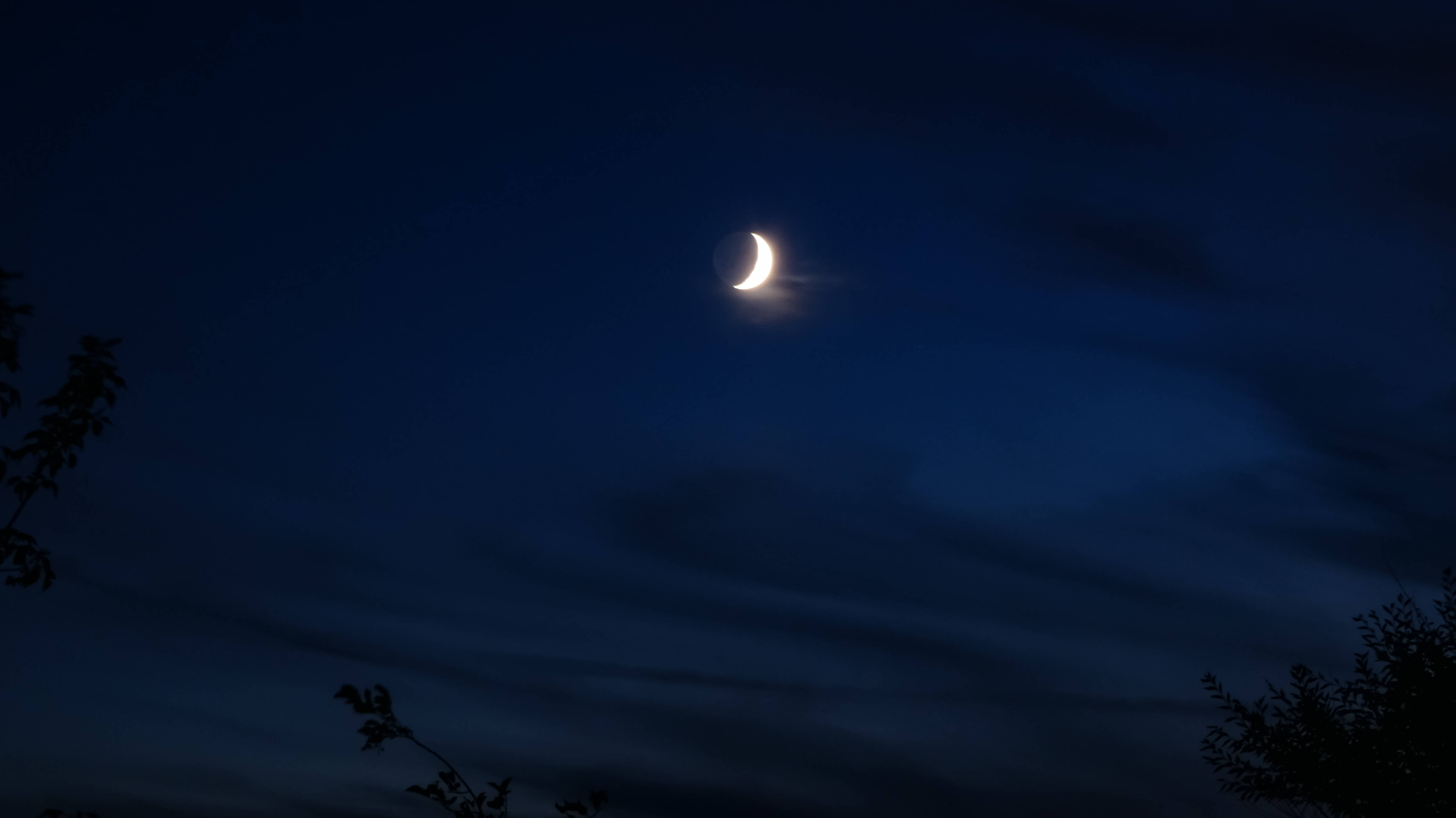 crescent moon, navy blue sky, deep blue night sky, 4K Desktop Wallpaper