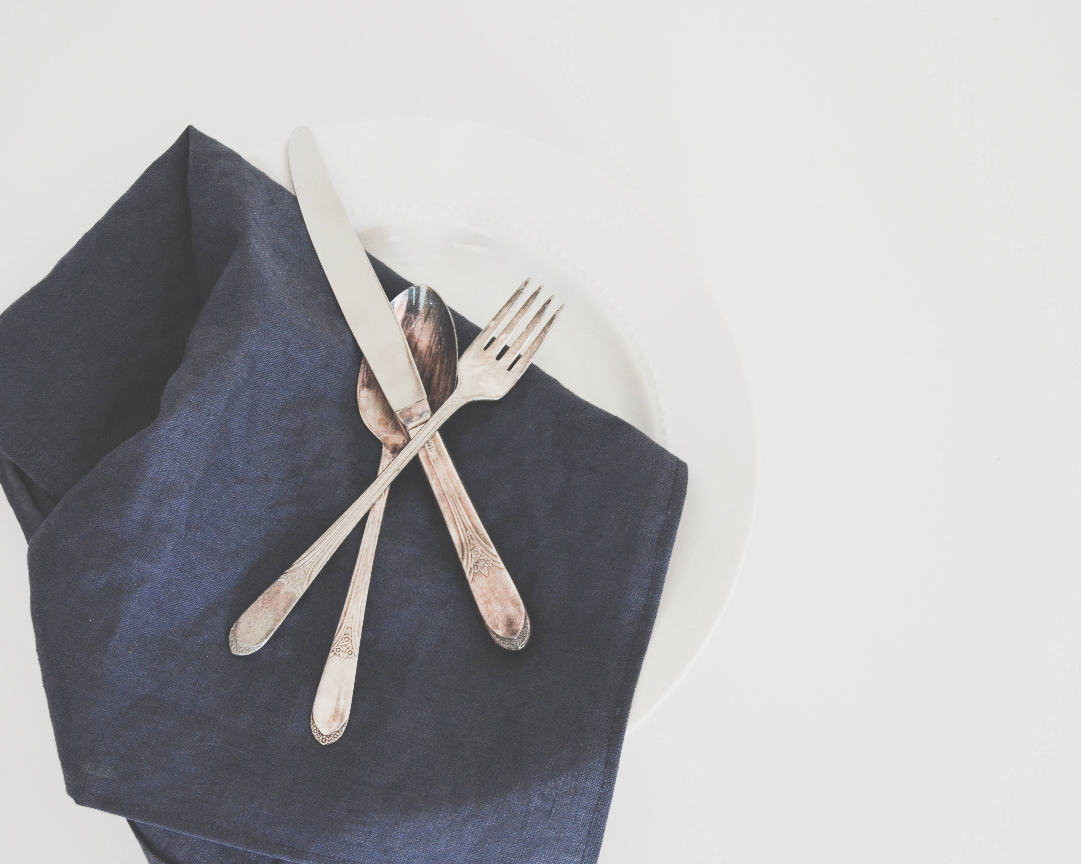 navy linen napkin, vintage silverware, white plate, 2K Desktop Wallpaper