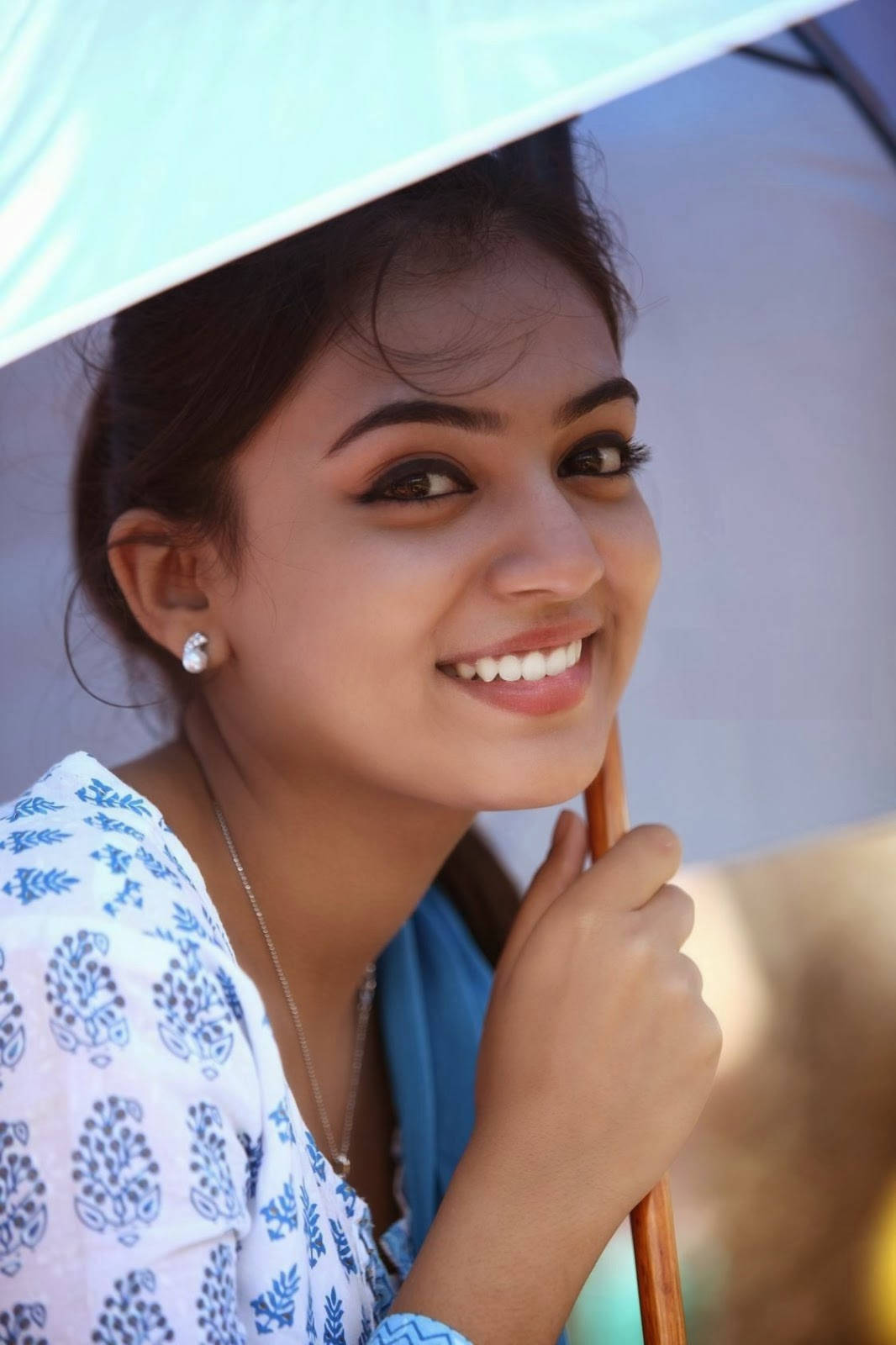 Nazriya HD, white teeth, dark hair, HD Phone Wallpaper