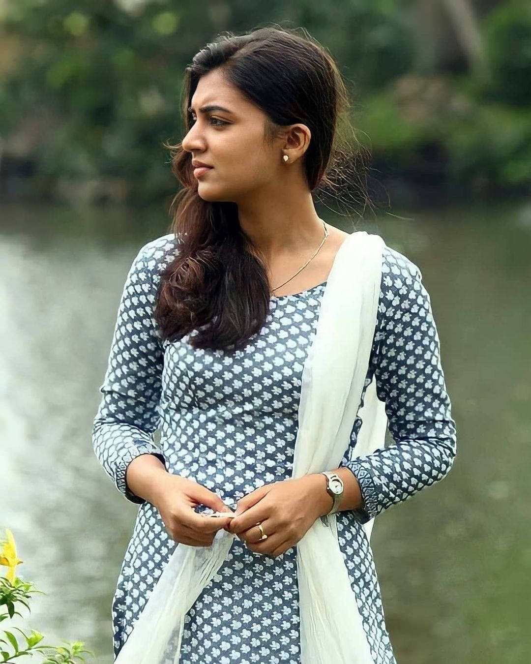 Nazriya, blue patterned dress, white scarf, HD Phone Wallpaper