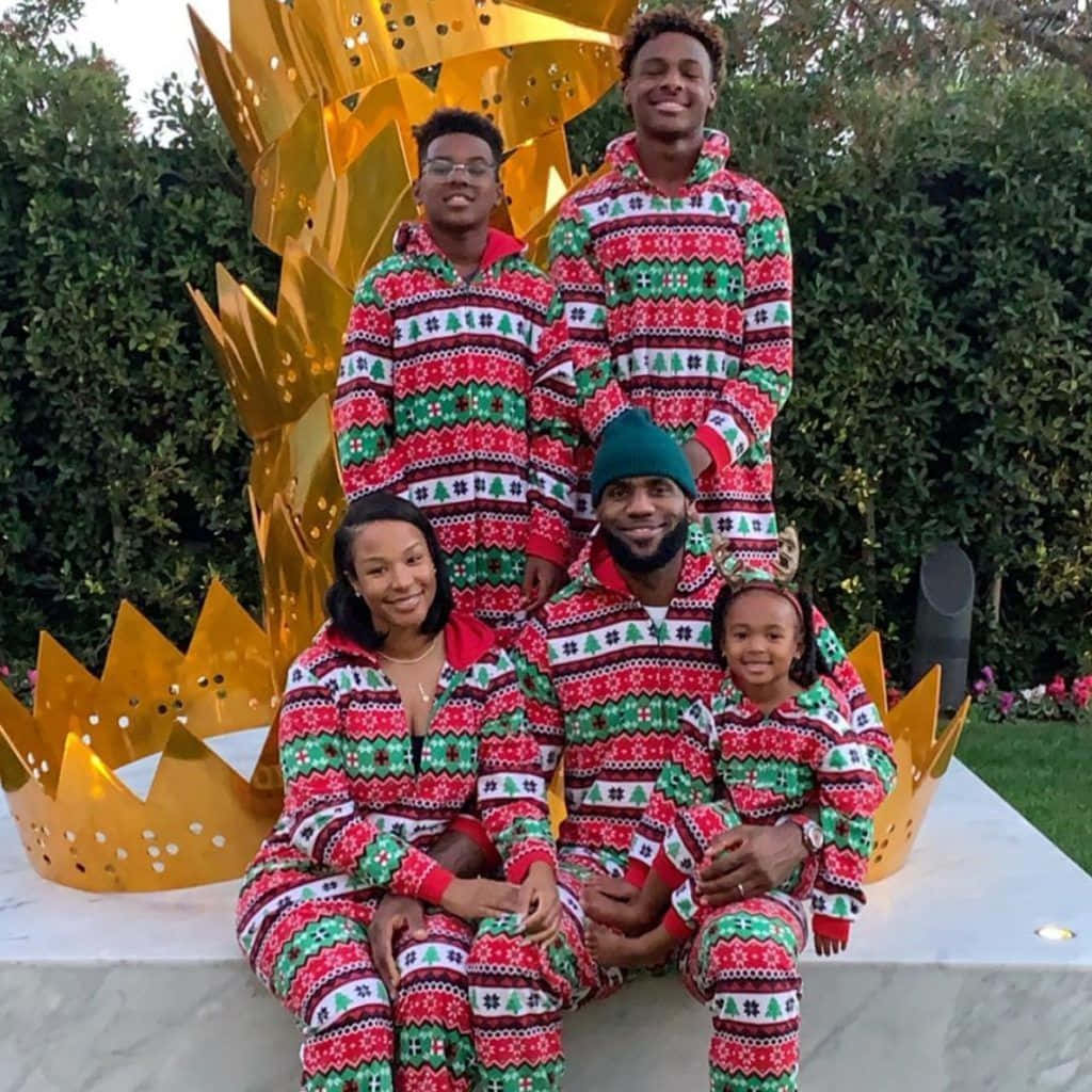 NBA Christmas, red green and white, golden crown sculpture, SD Desktop Wallpaper