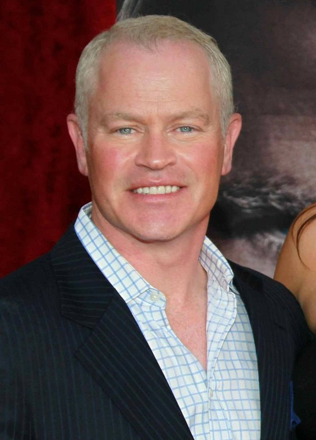 Neal McDonough, pinstripe suit, checkered shirt, HD Phone Wallpaper
