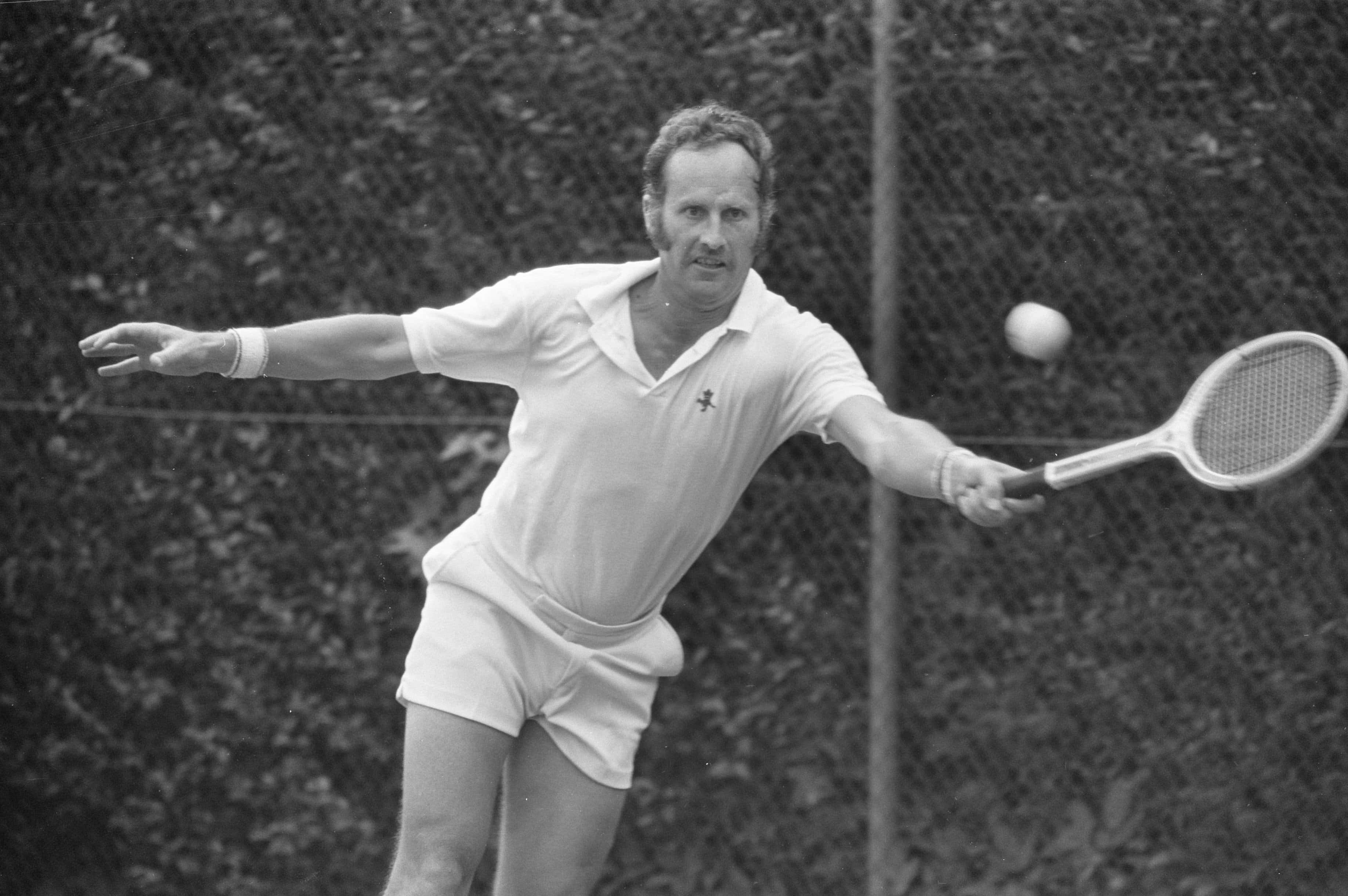 Neale Fraser, 1972 Dutch Open Tournament, black and white photo, 2K Desktop Wallpaper