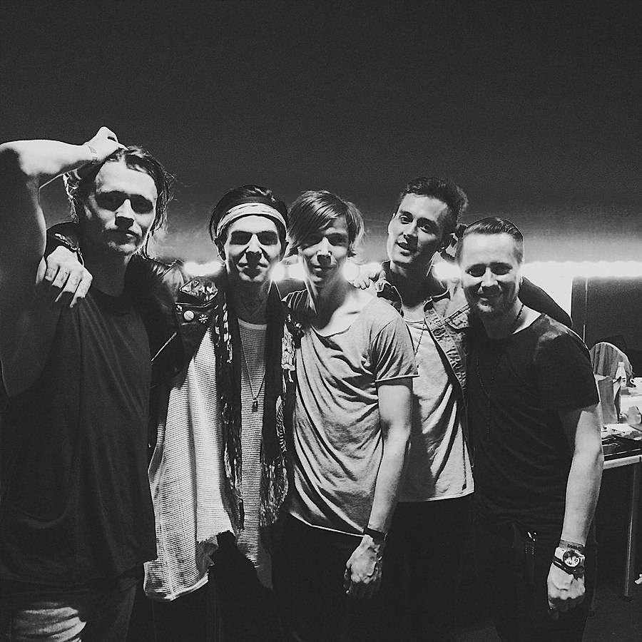 The Neighbourhood, backstage area, dimly lit, SD Desktop Wallpaper