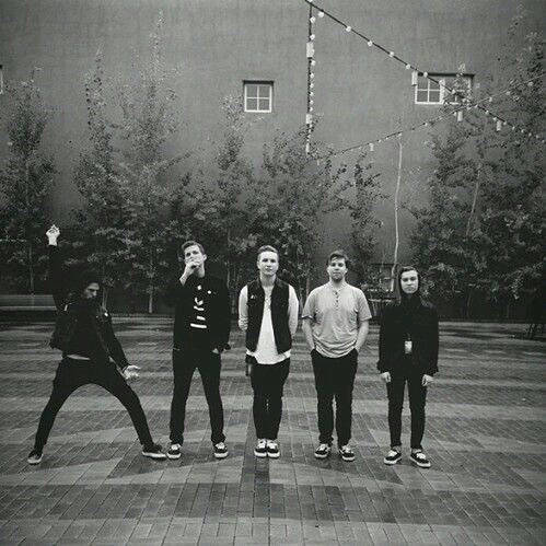 The Neighbourhood, misty day, brick plaza, SD Desktop Wallpaper