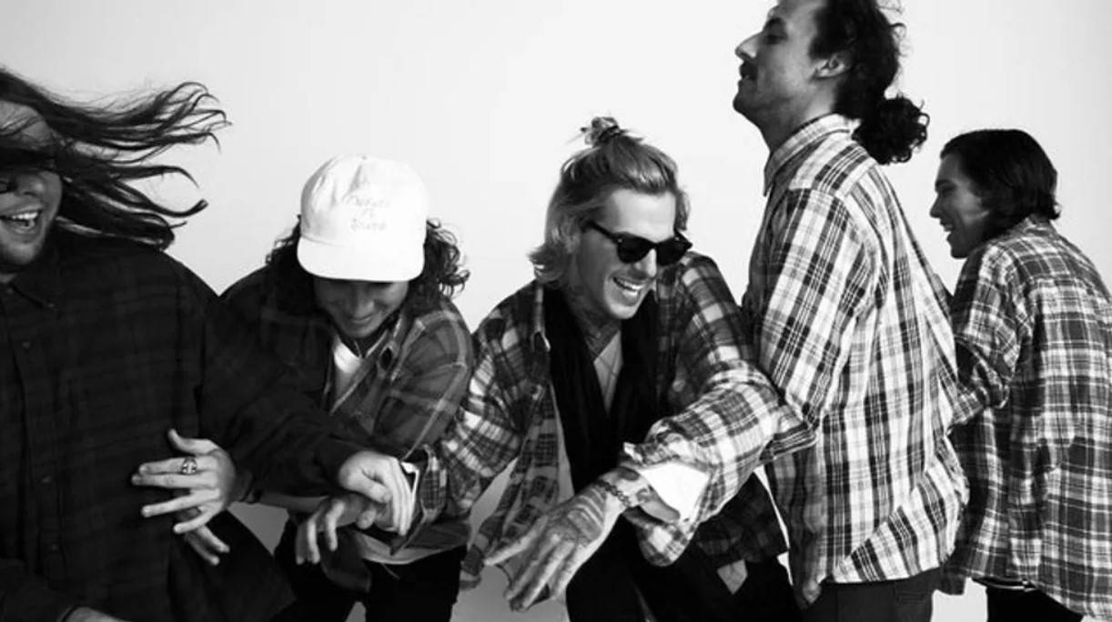 The Neighbourhood, plaid shirts, caps, SD Desktop Wallpaper