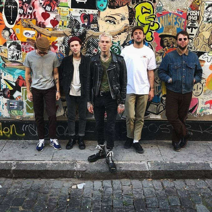 The Neighbourhood, graffiti-covered wall, cobblestone sidewalk, SD Desktop Wallpaper