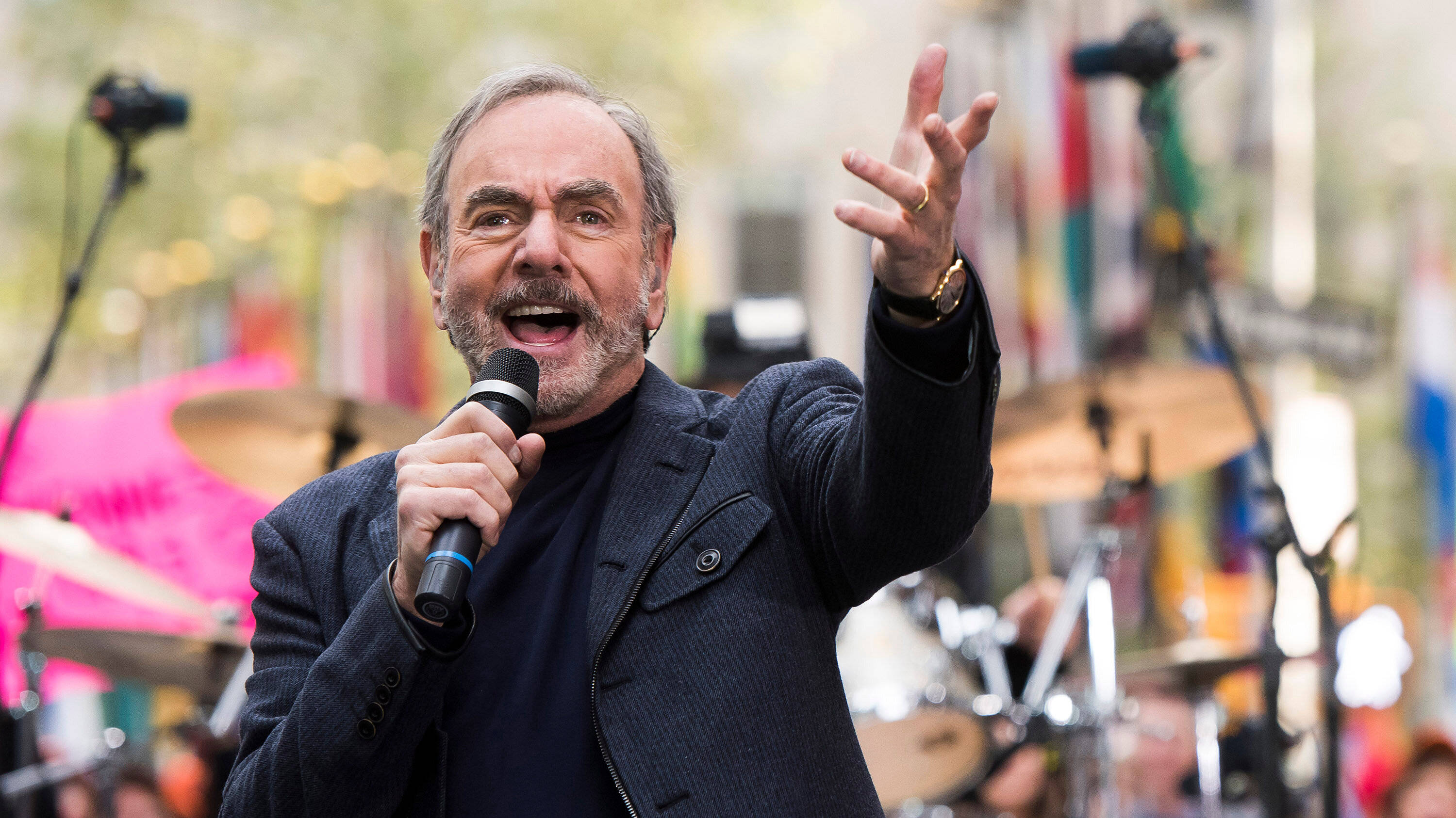 Neil Diamond, sunny outdoor stage, microphone, 2K Desktop Wallpaper
