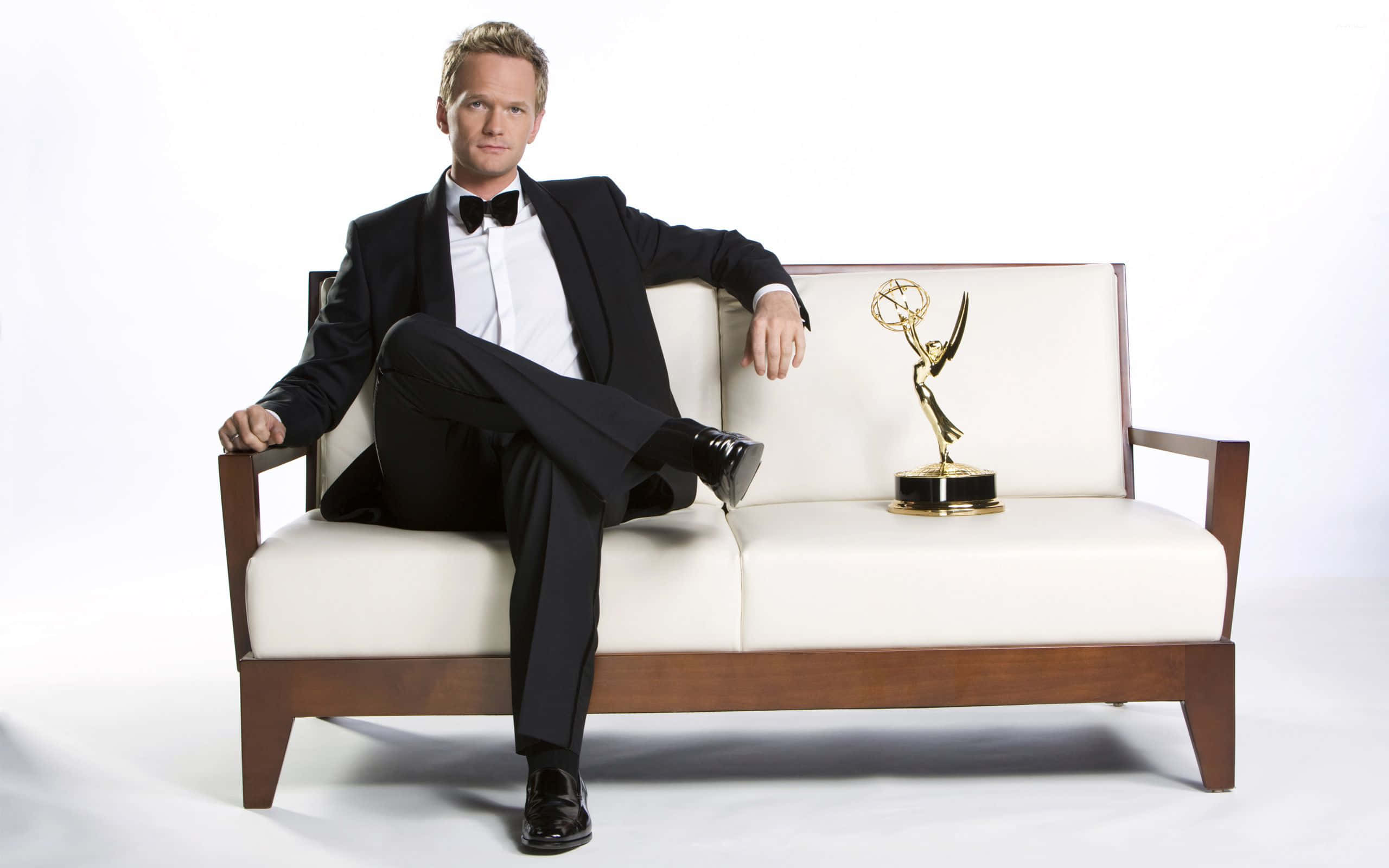 Neil Patrick Harris, tuxedo, golden Emmy award, 2K Desktop Wallpaper