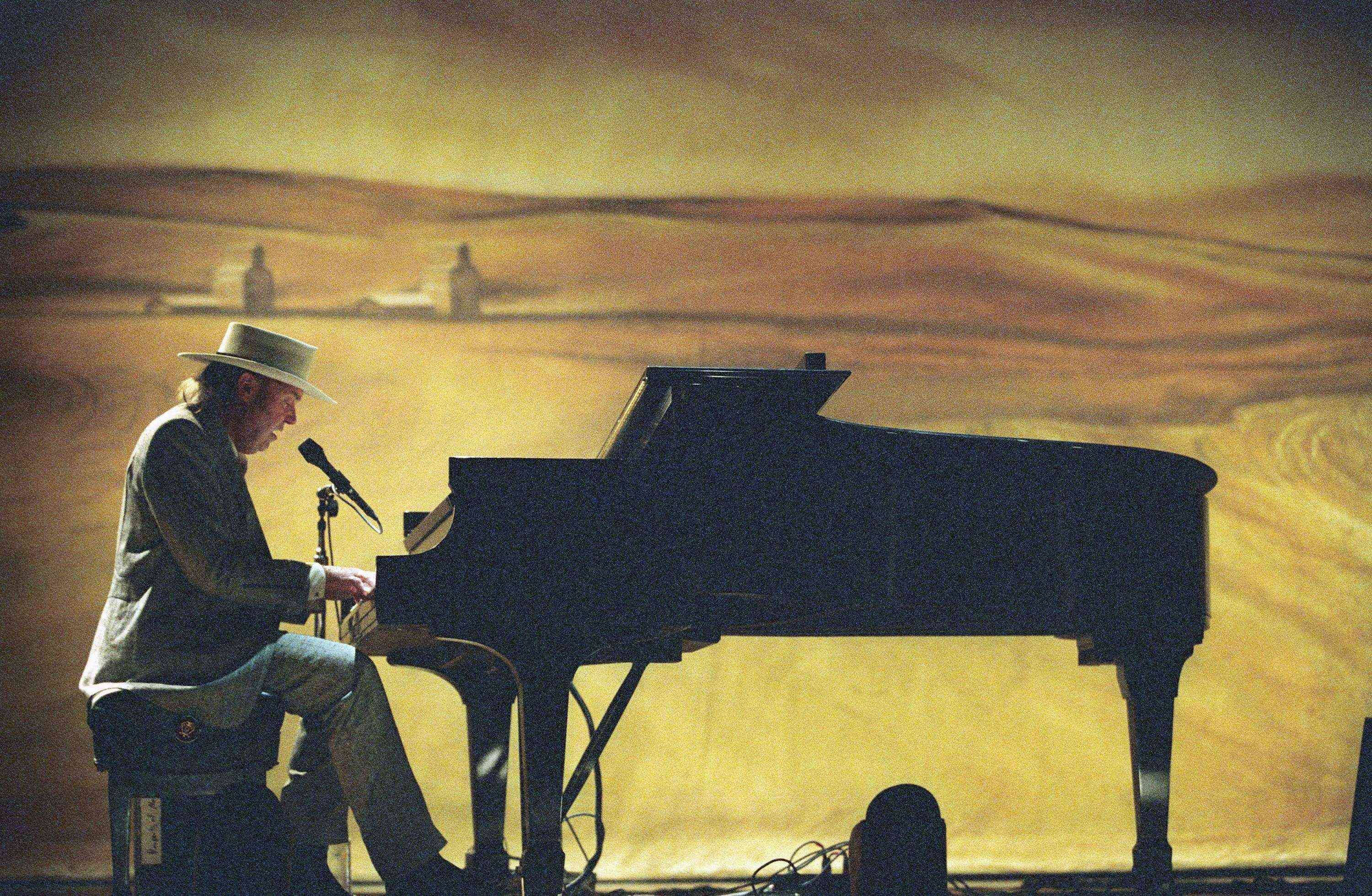 Neil Young, Heart of Gold, grand piano, 2K Desktop Wallpaper