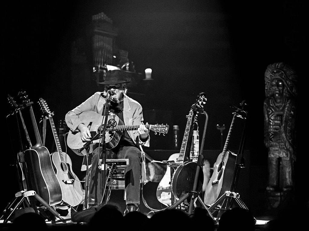 Neil Young, acoustic guitar, dimly lit stage, SD Desktop Wallpaper