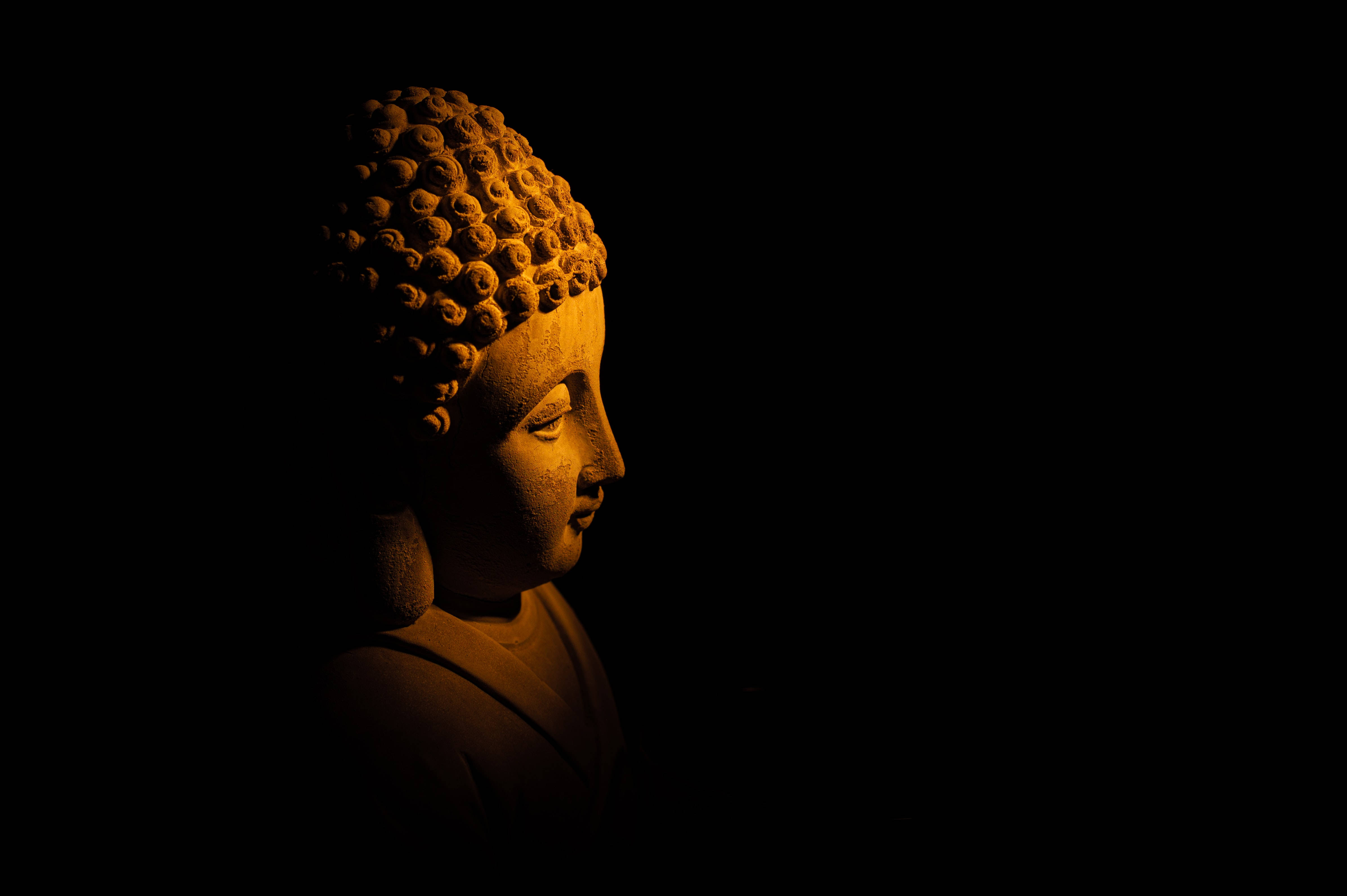 Buddha, golden light, black background, 4K Desktop Wallpaper
