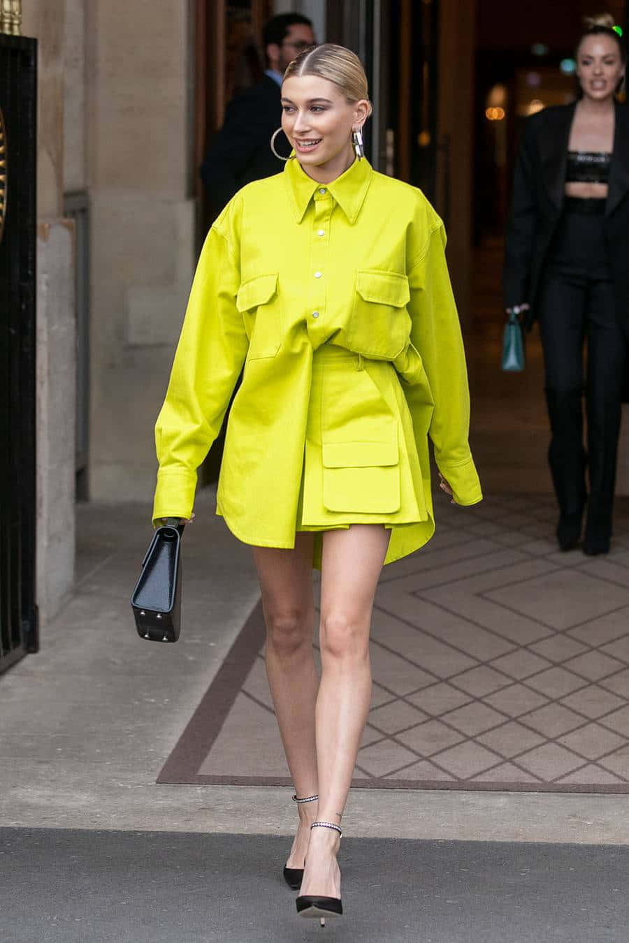 bright yellow oversized shirt dress, black clutch, city sidewalk, HD Phone Wallpaper