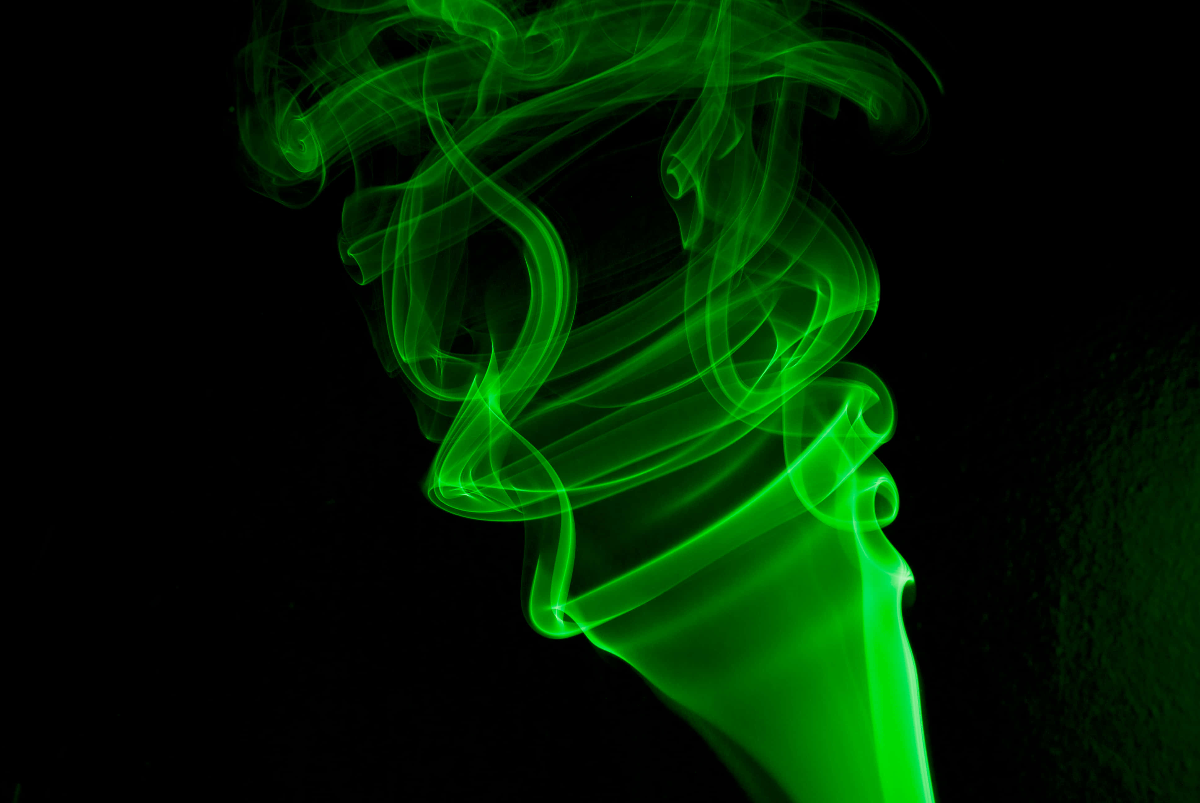 green smoke, black background, abstract pattern, 4K Desktop Wallpaper