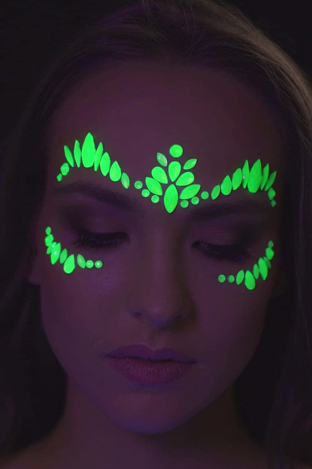 glowing green leaf patterns, blacklight, dark setting, HD Phone Wallpaper