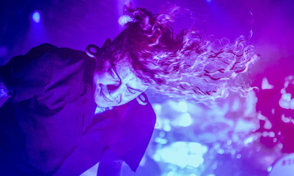 metal vocalist, blue lights, purple and blue stage lights, SD Desktop Wallpaper