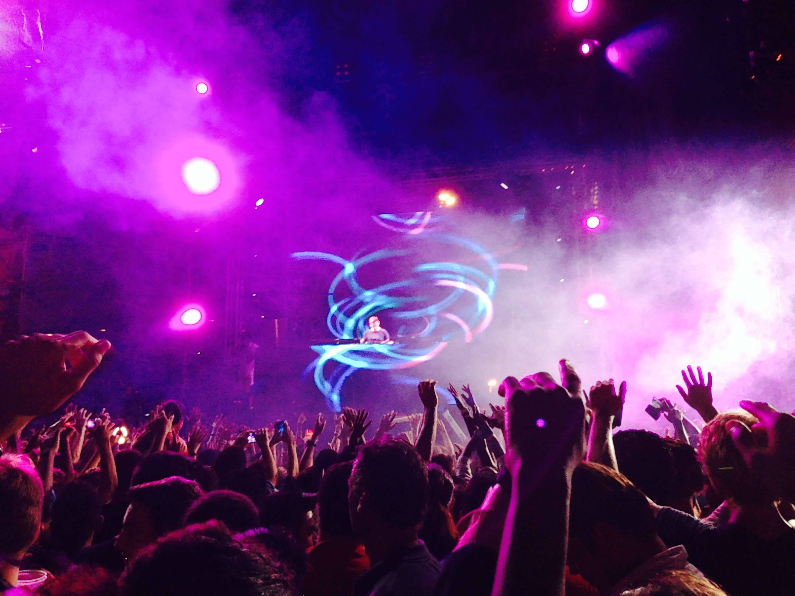 purple lights, concertgoers, stage, 2K Desktop Wallpaper