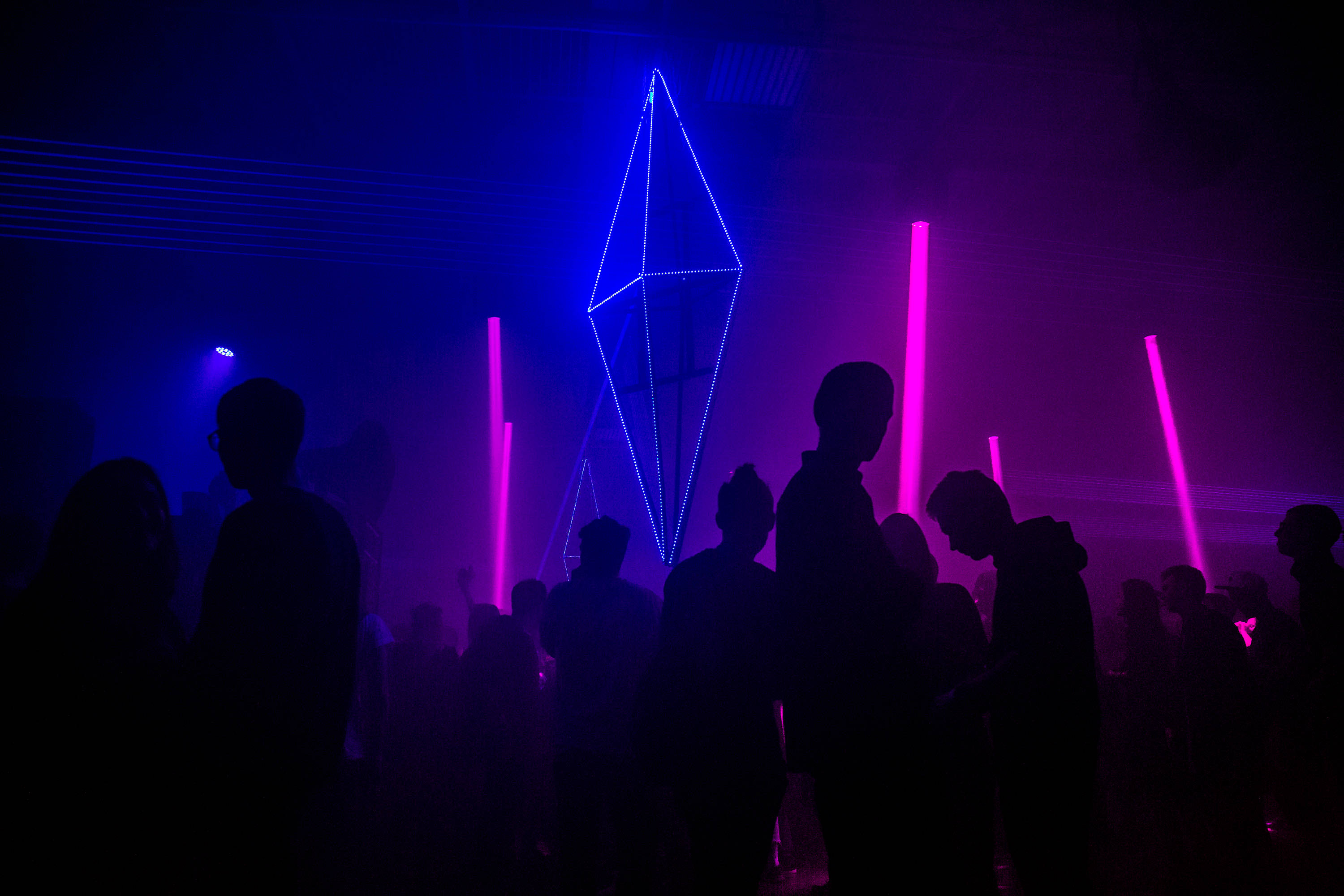 neon purple aesthetic light, glowing blue and pink neon lights, smoky nightclub, 2K Desktop Wallpaper
