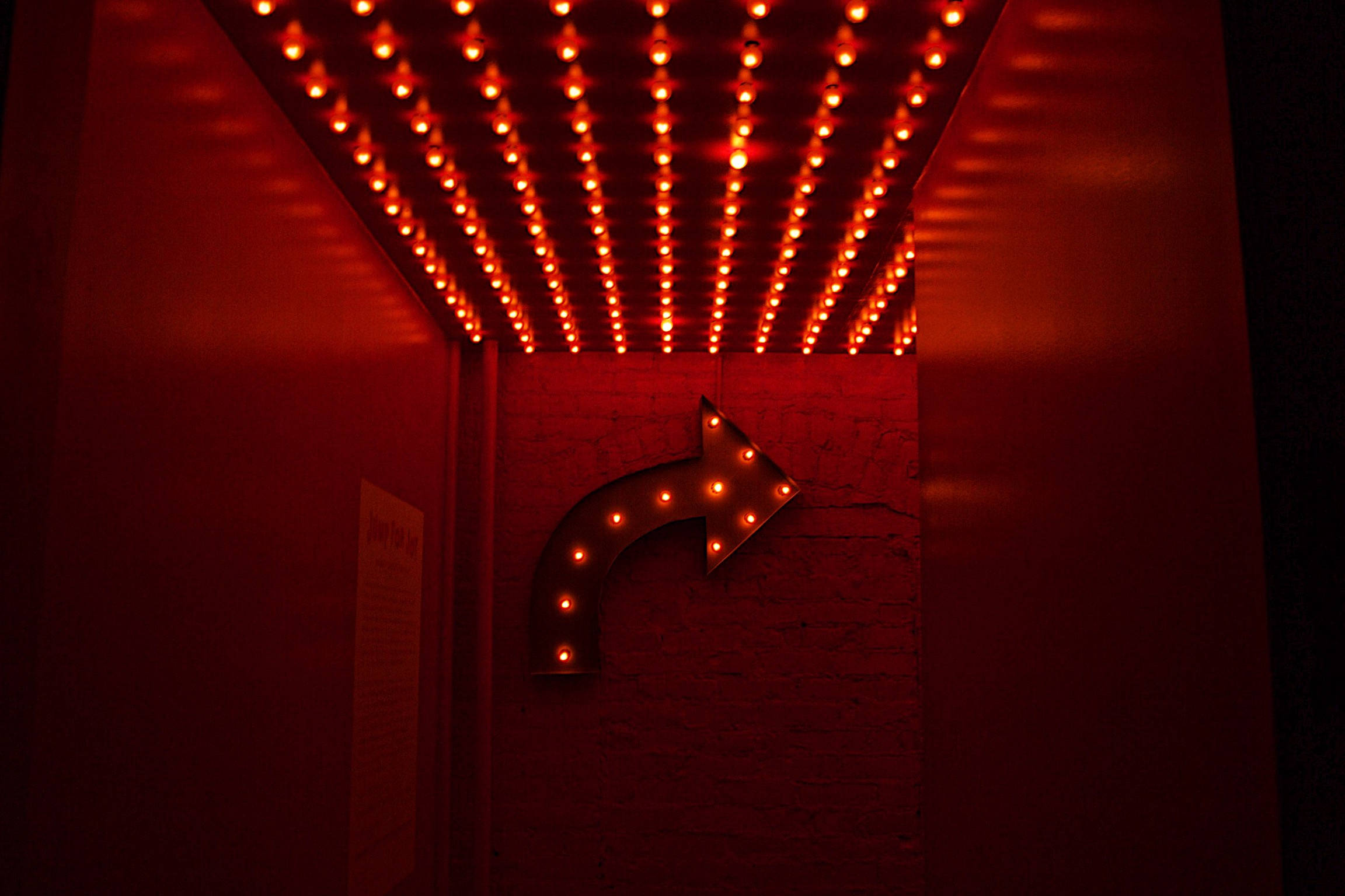 red arrow sign, glowing red arrow, bulb lights, Full HD Desktop Wallpaper