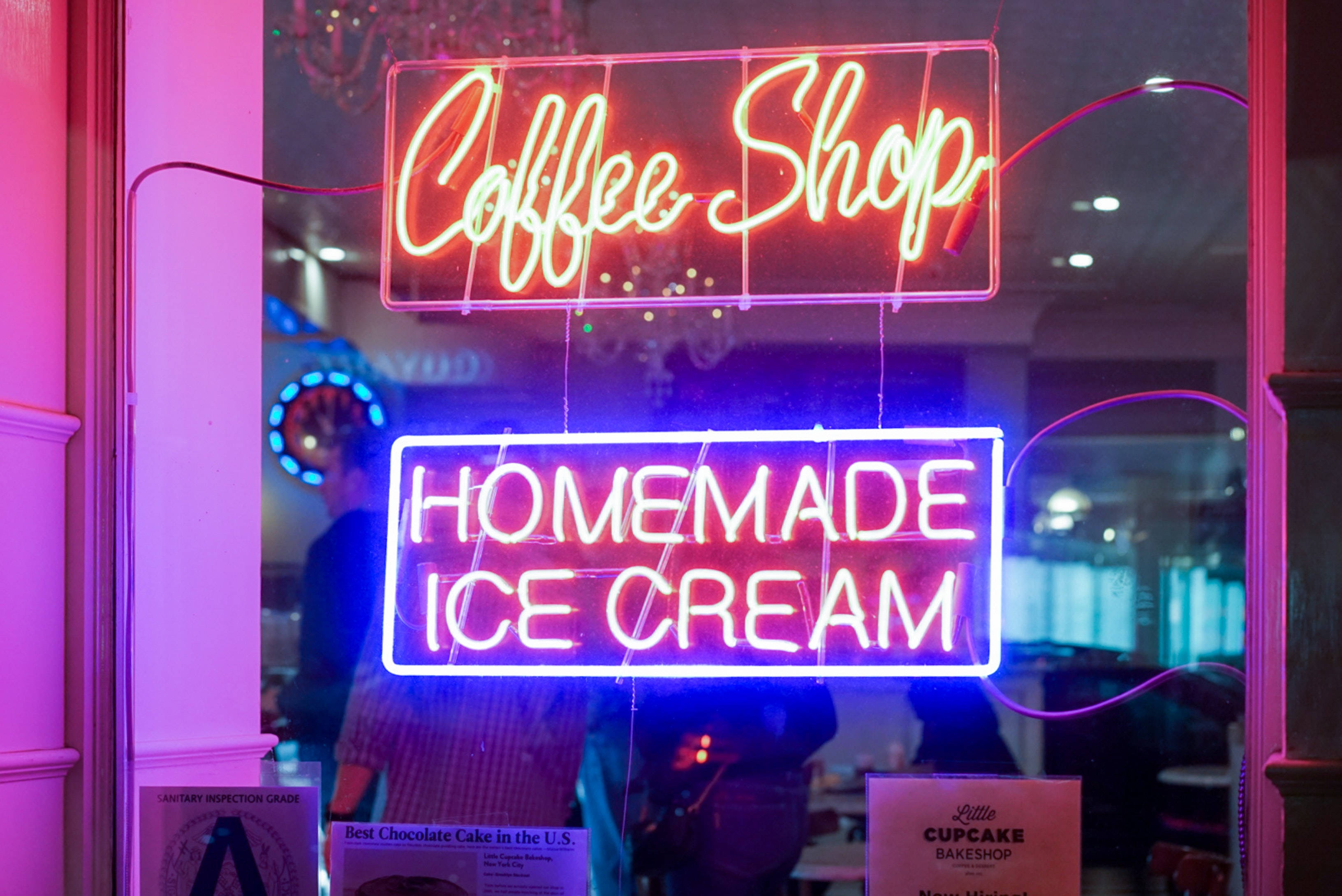 coffee shop, neon signs, pink, 2K Desktop Wallpaper
