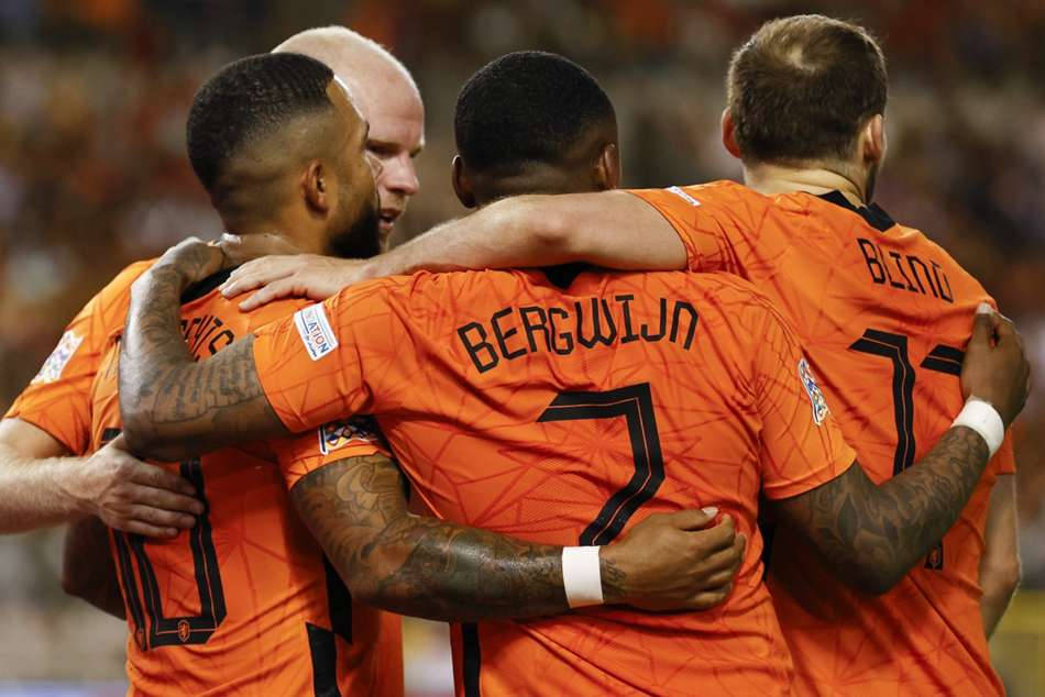 Netherlands National Football Team, orange jerseys, stadium field, SD Desktop Wallpaper