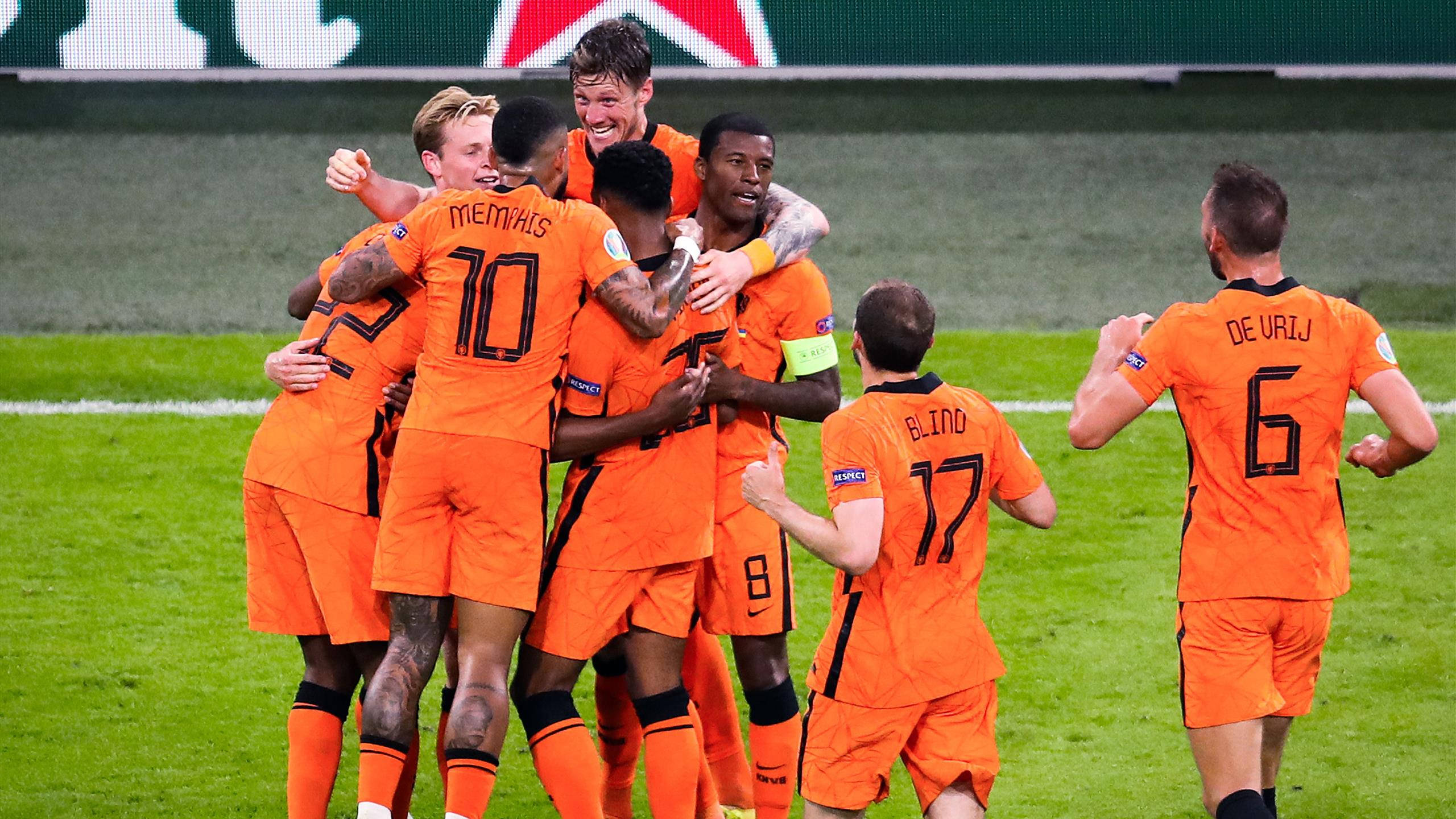 Netherlands National Football Team, orange-clad football players, tight huddle, 2K Desktop Wallpaper