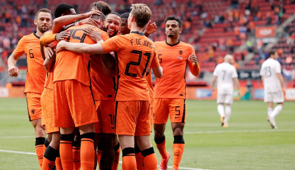 Netherlands National Football Team, vibrant orange jerseys, sunlit stadium field, SD Desktop Wallpaper