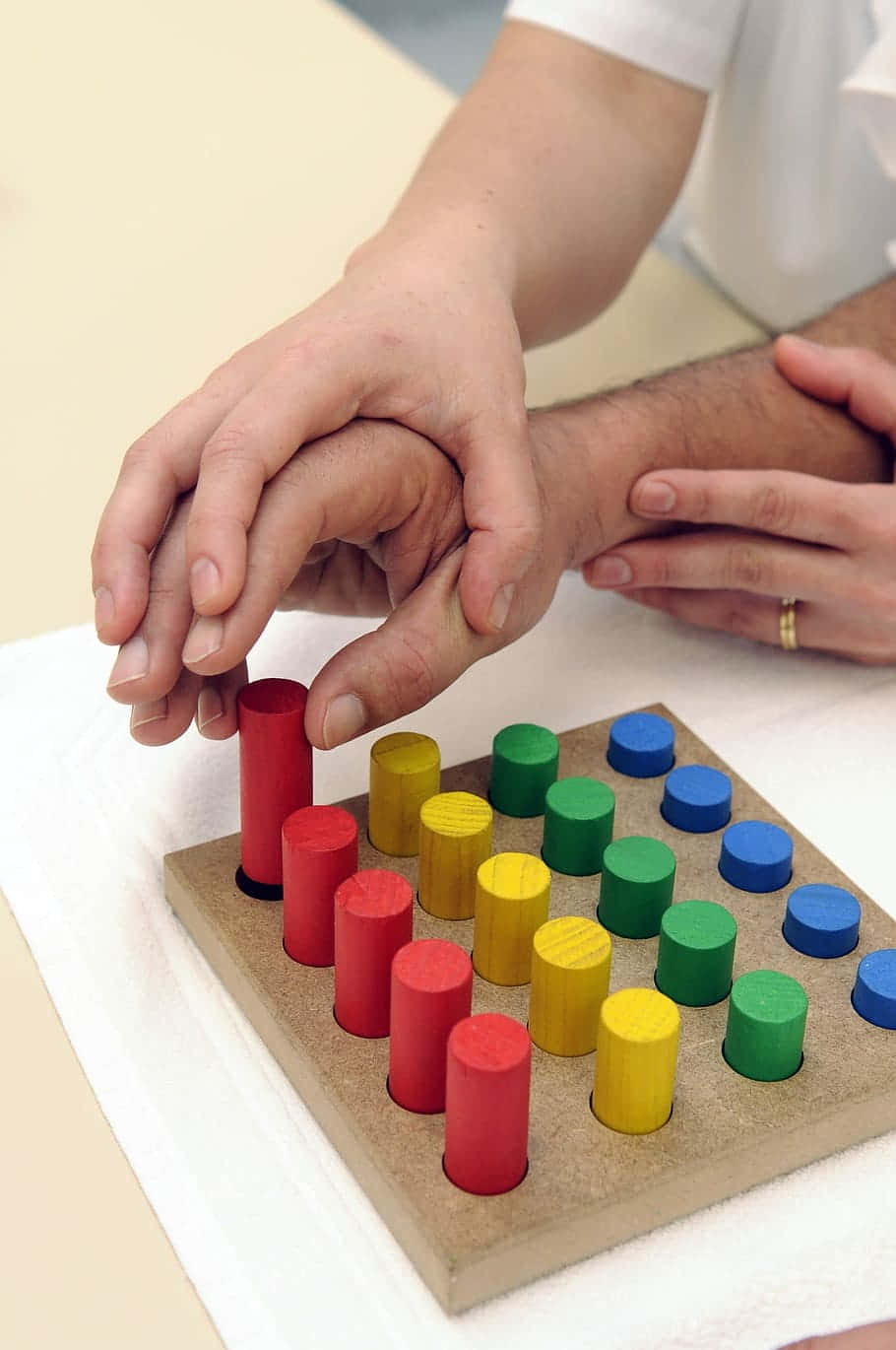 therapeutic desktop, colorful wooden pegboard, red yellow green and blue cylinders, HD Phone Wallpaper