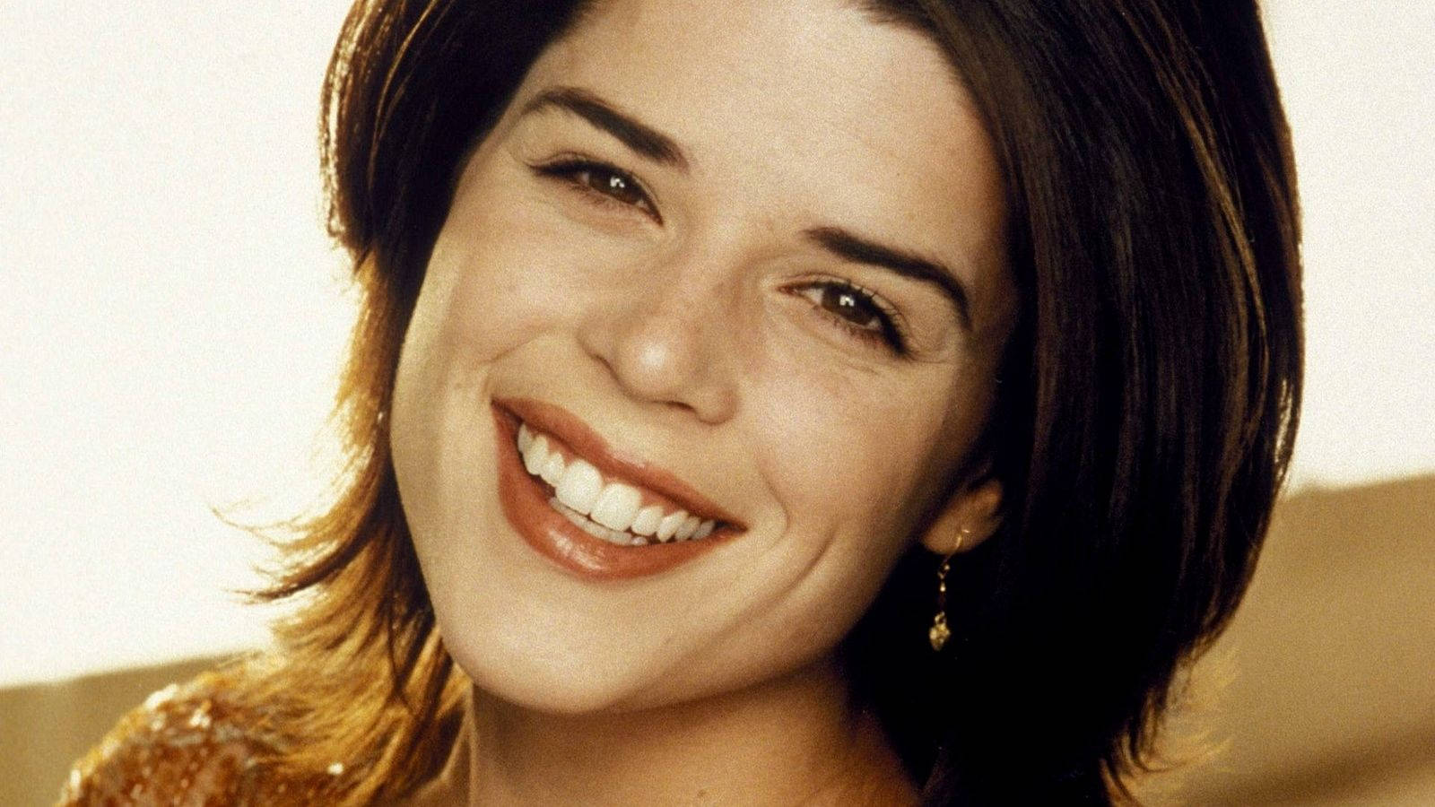 Neve Campbell, dark hair, warm smile, HD Desktop Wallpaper