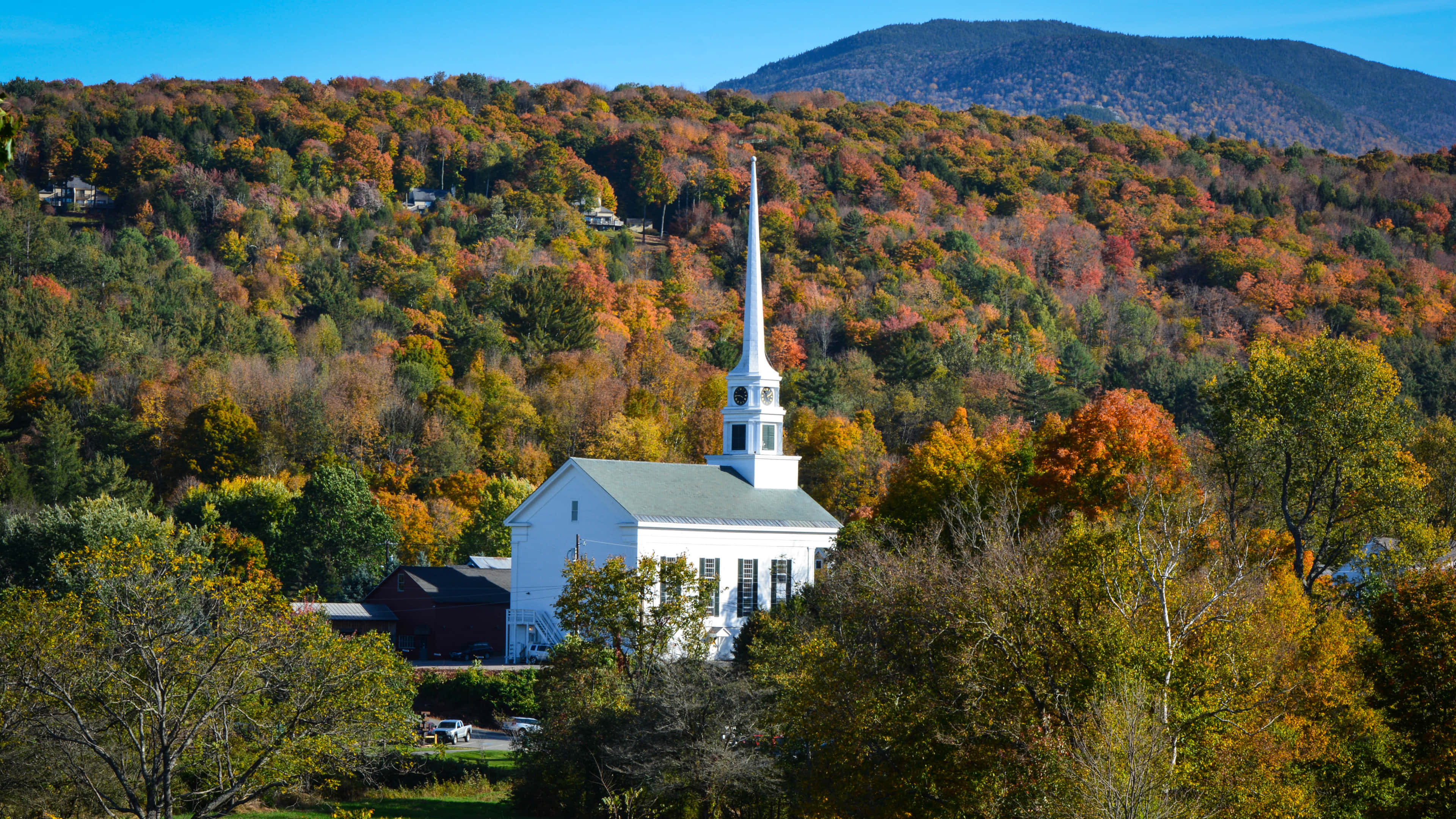 white church, tall steeple, vibrant autumn foliage, 4K Desktop Wallpaper