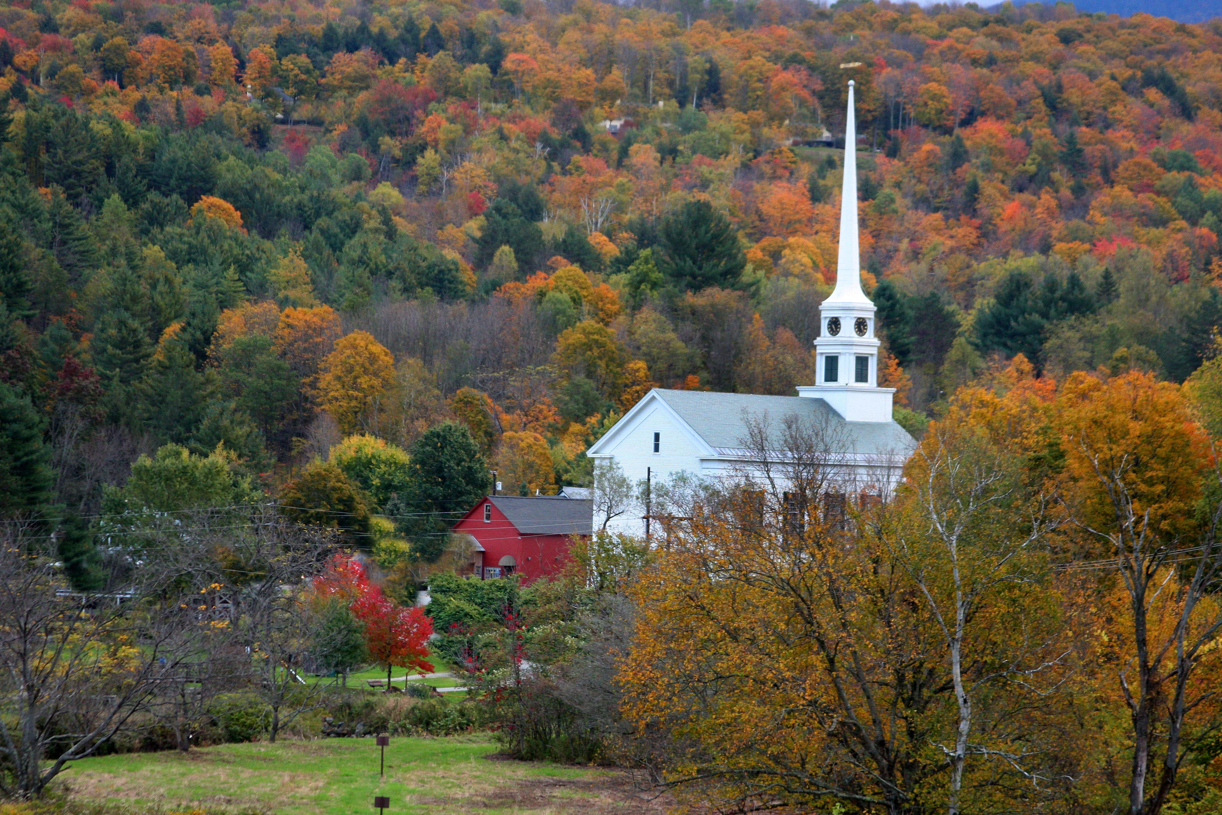 white church, tall steeple, vibrant autumn foliage, 4K Desktop Wallpaper