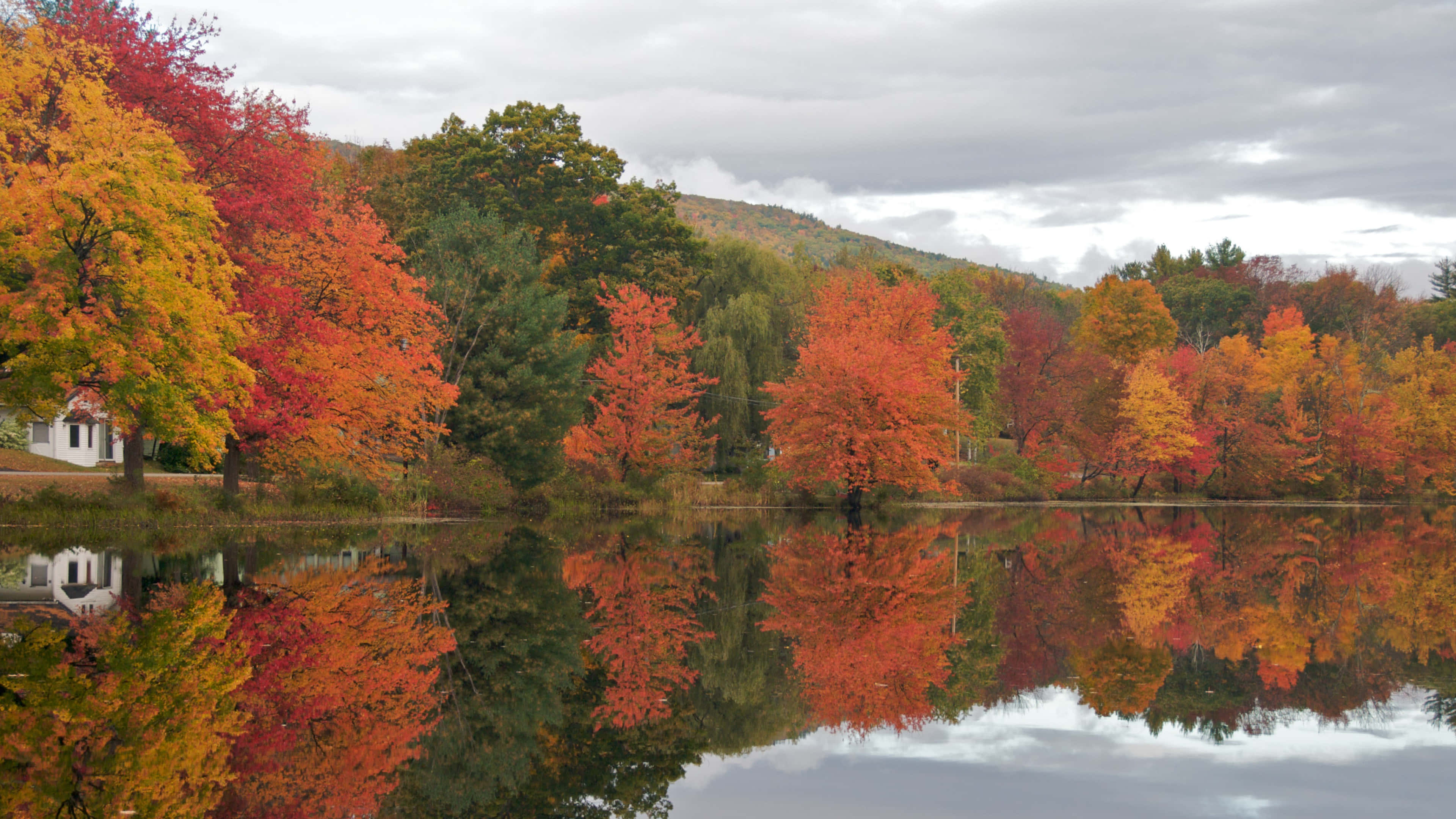 New England, autumn landscape, fiery red orange, 4K Desktop Wallpaper