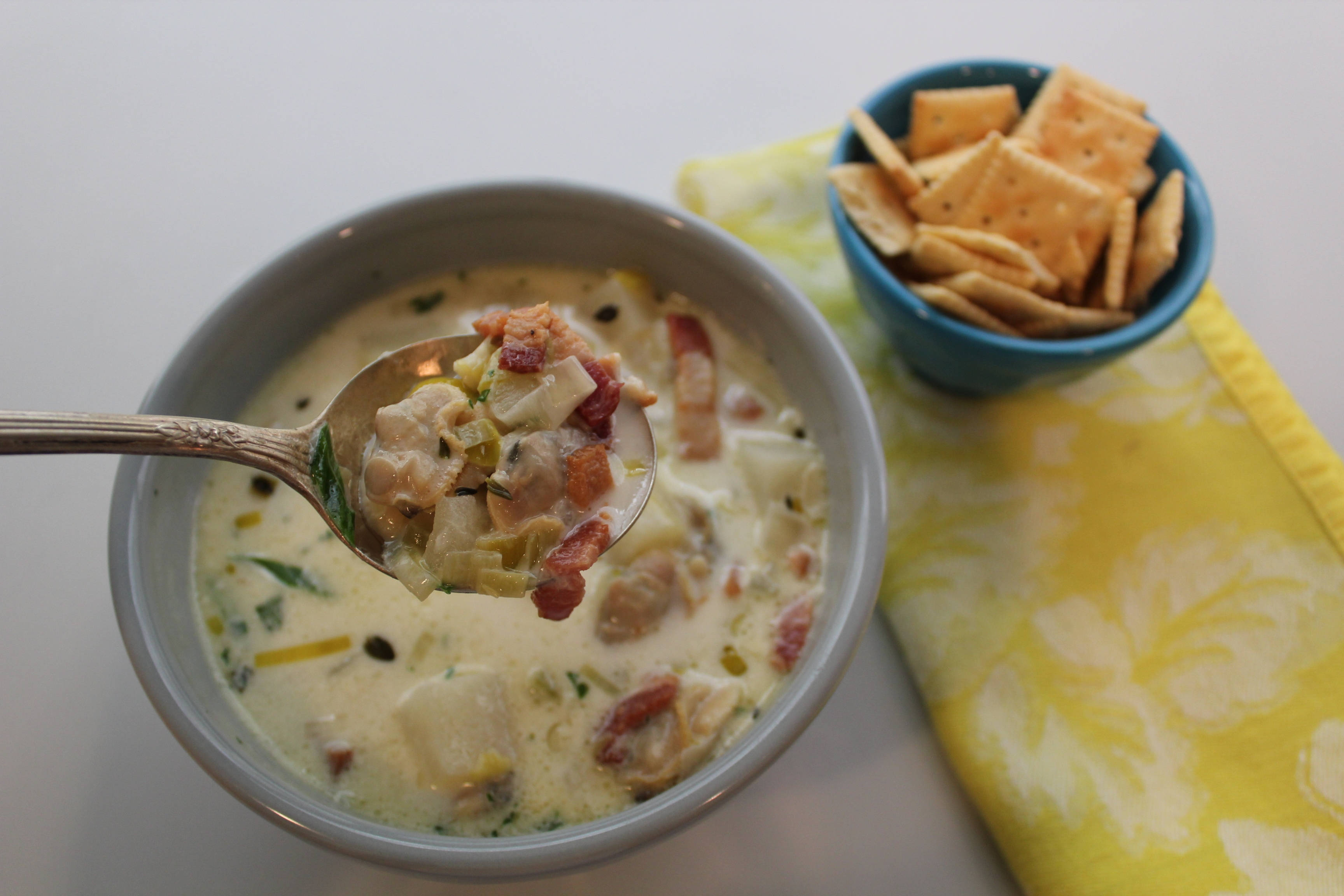 New England Clam Chowder, square biscuits, gray bowl, 2K Desktop Wallpaper