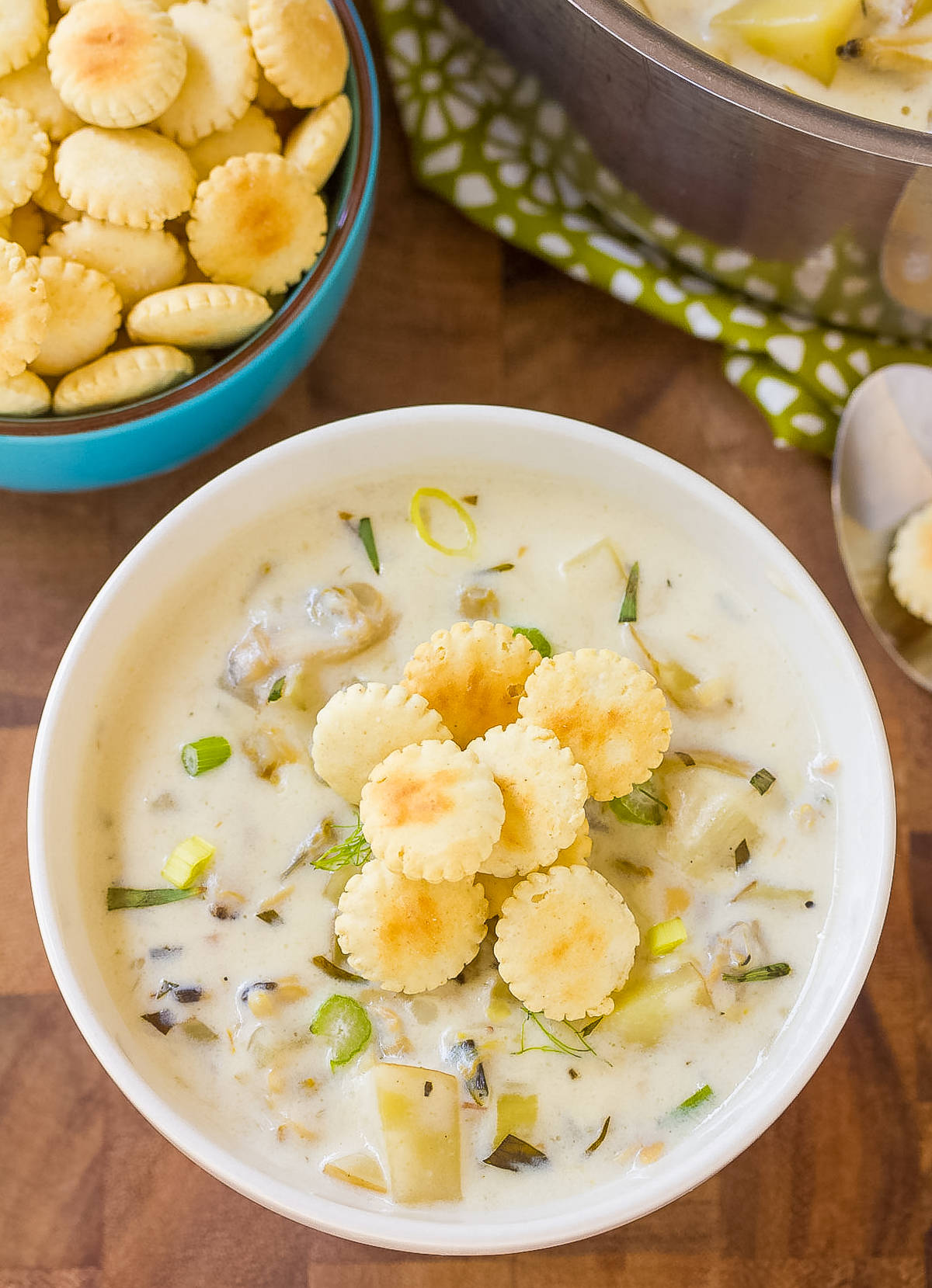 New England Clam Chowder, golden oyster crackers, green onions, HD Phone Wallpaper