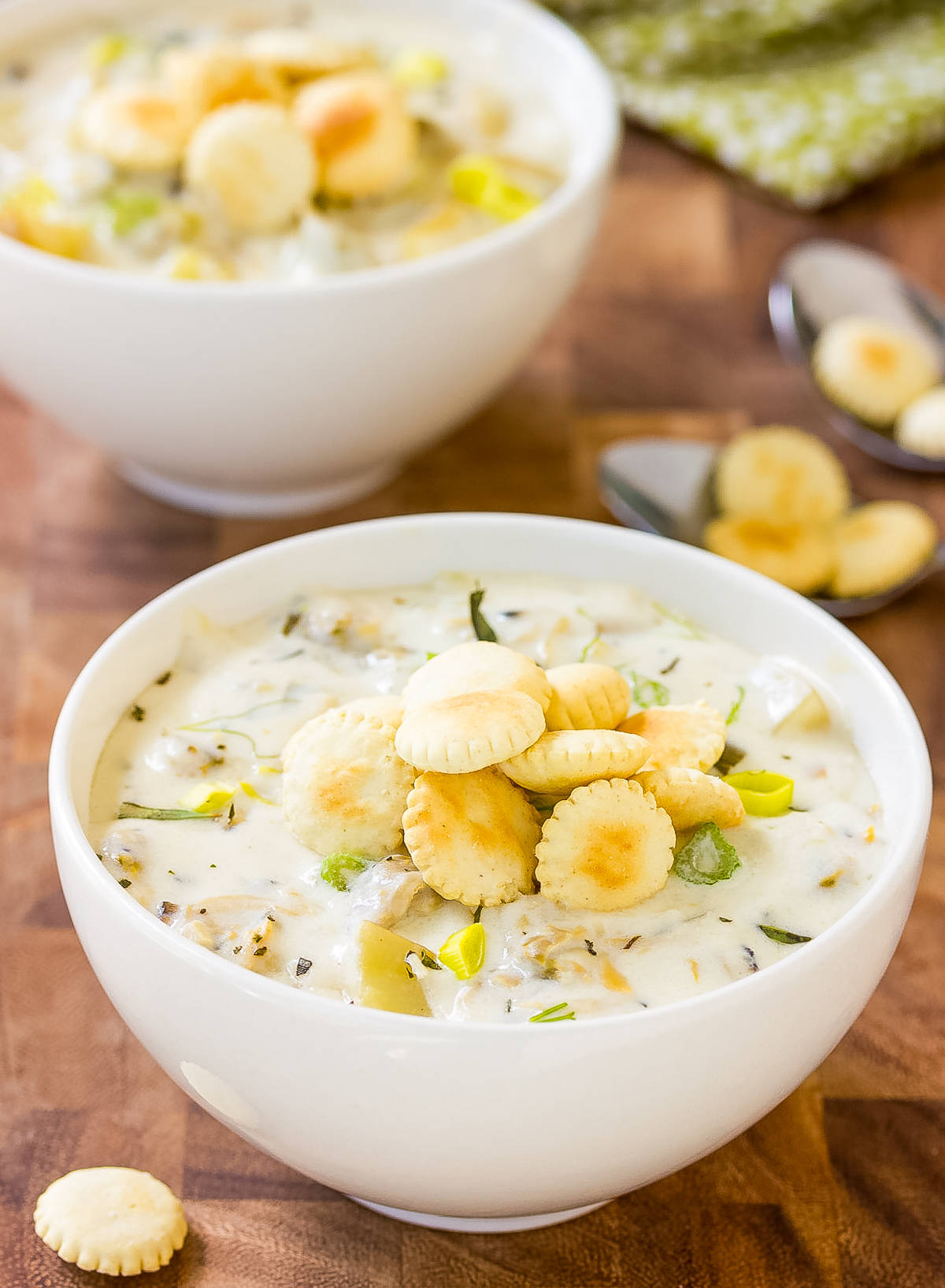 New England Clam Chowder, saltine crackers, white bowls, HD Phone Wallpaper
