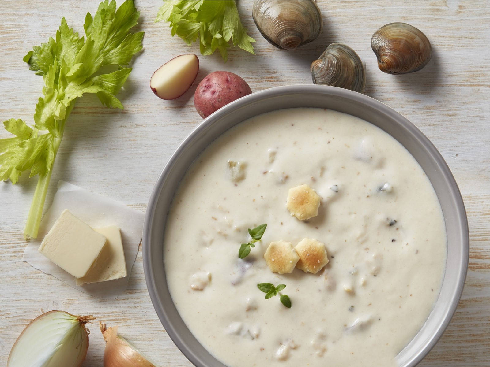New England Clam Chowder, crackers, gray bowl, HD Desktop Wallpaper