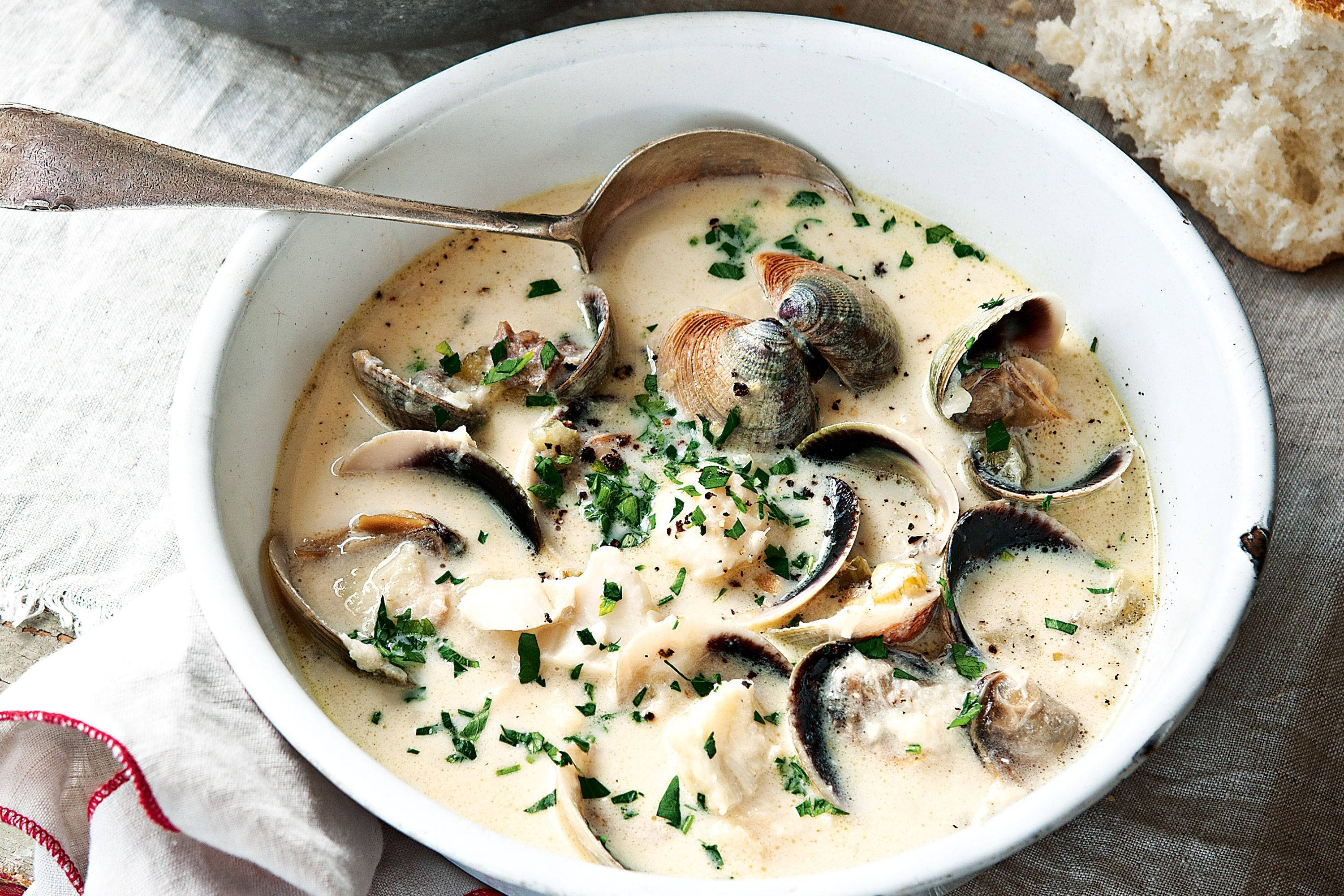 clam chowder, creamy white bowl, fresh parsley, 2K Desktop Wallpaper