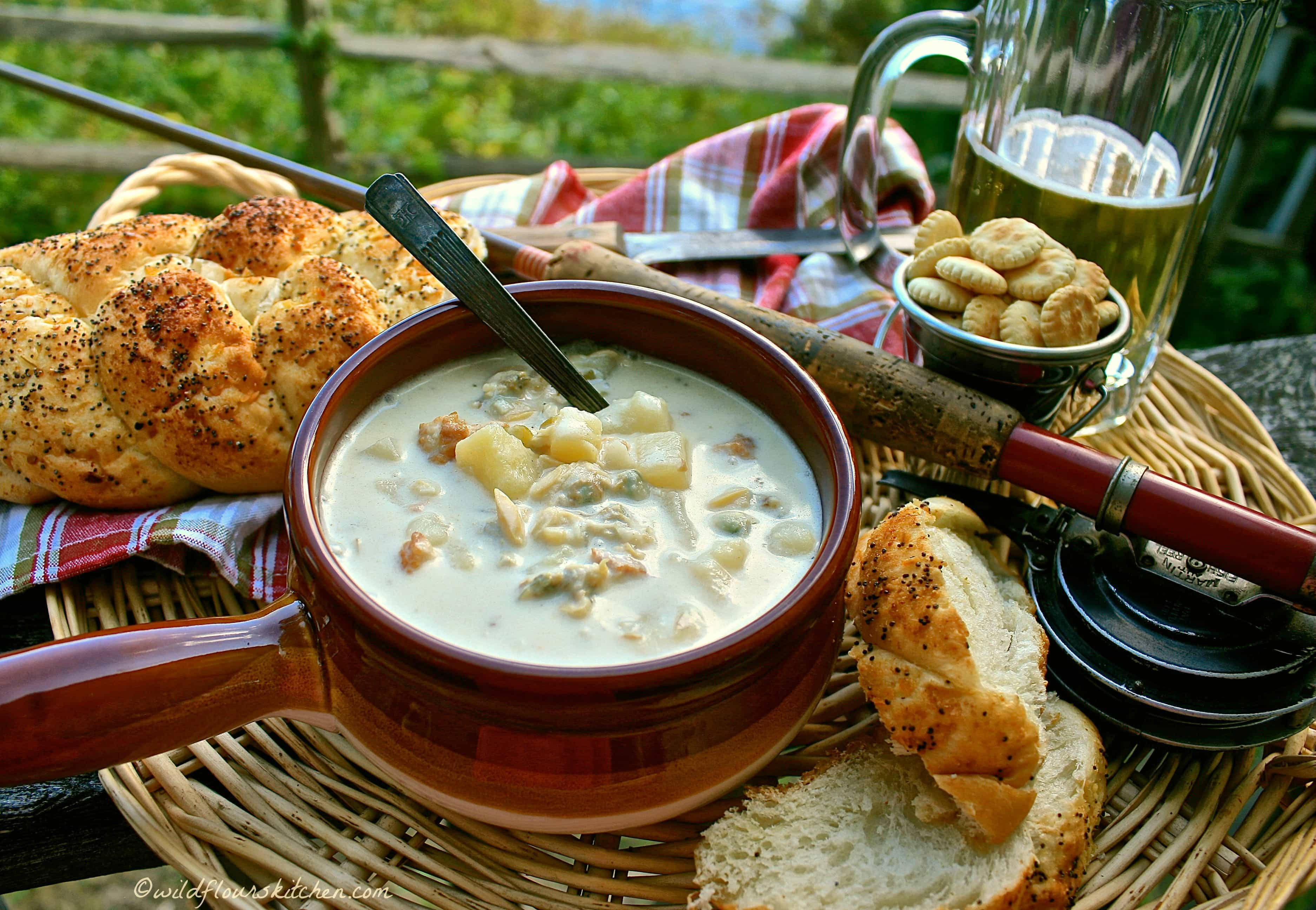 New England Clam Chowder, wooden bowl, seeded bread, 2K Desktop Wallpaper