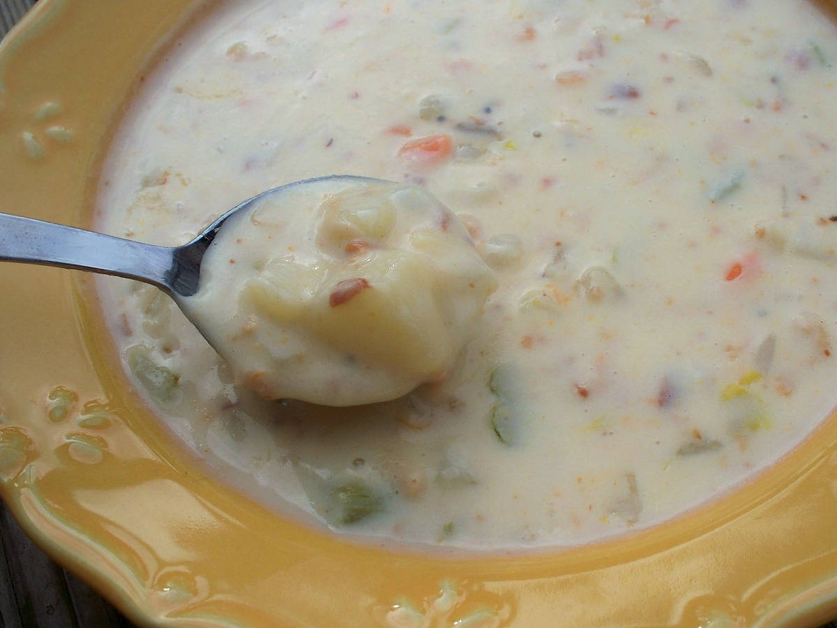 New England Clam Chowder, creamy corn chowder, visible veggies, SD Desktop Wallpaper