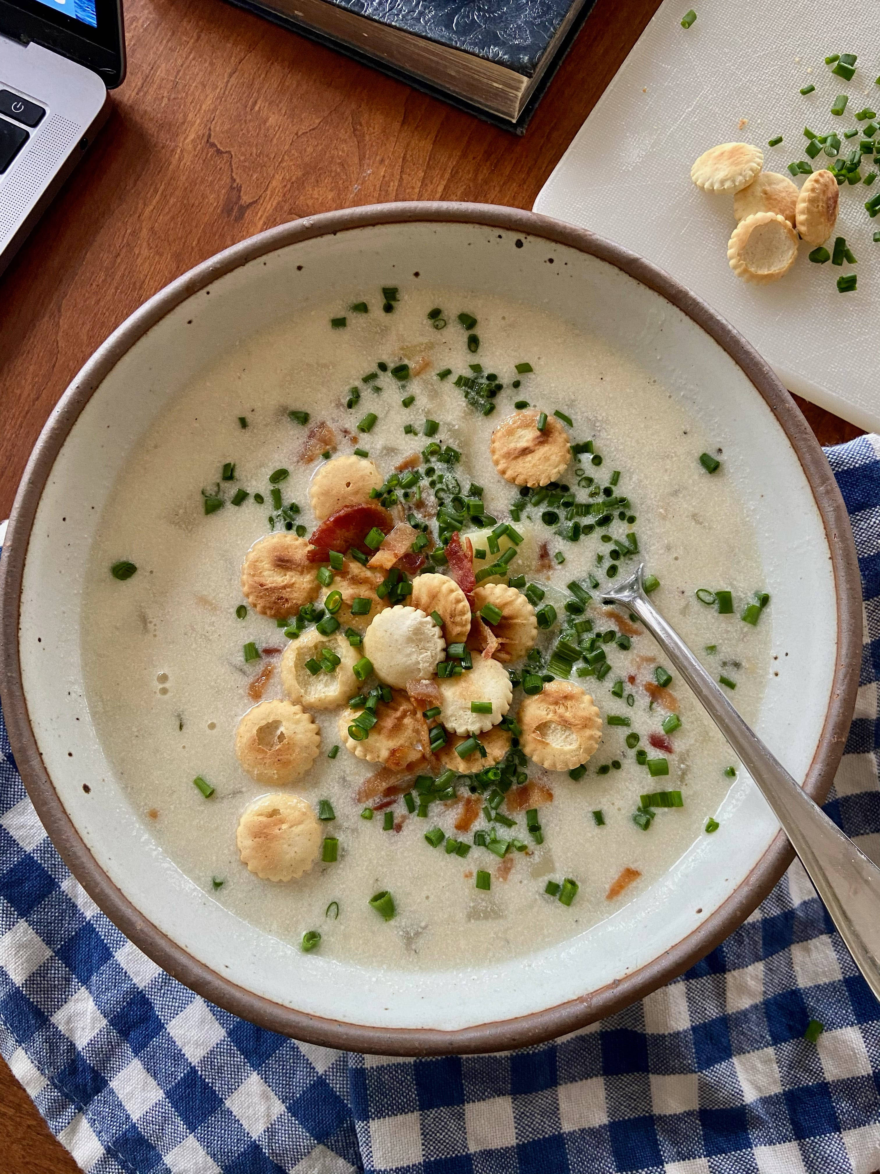 New England Clam Chowder, spring onions, crispy oyster crackers, 4K Phone Wallpaper