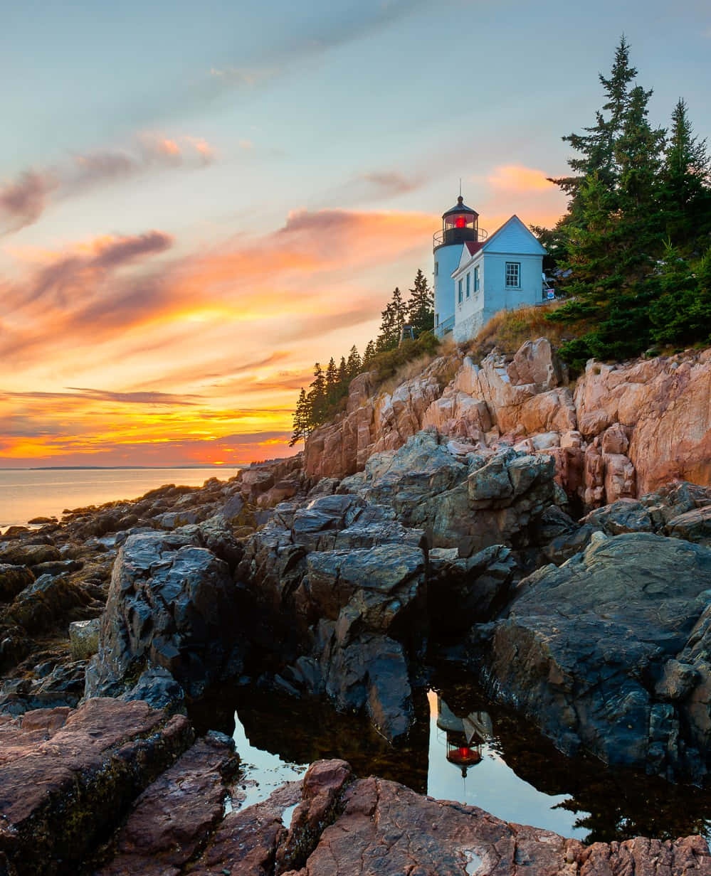 lighthouse, coastal lighthouse, rugged cliffs, SD Phone Wallpaper