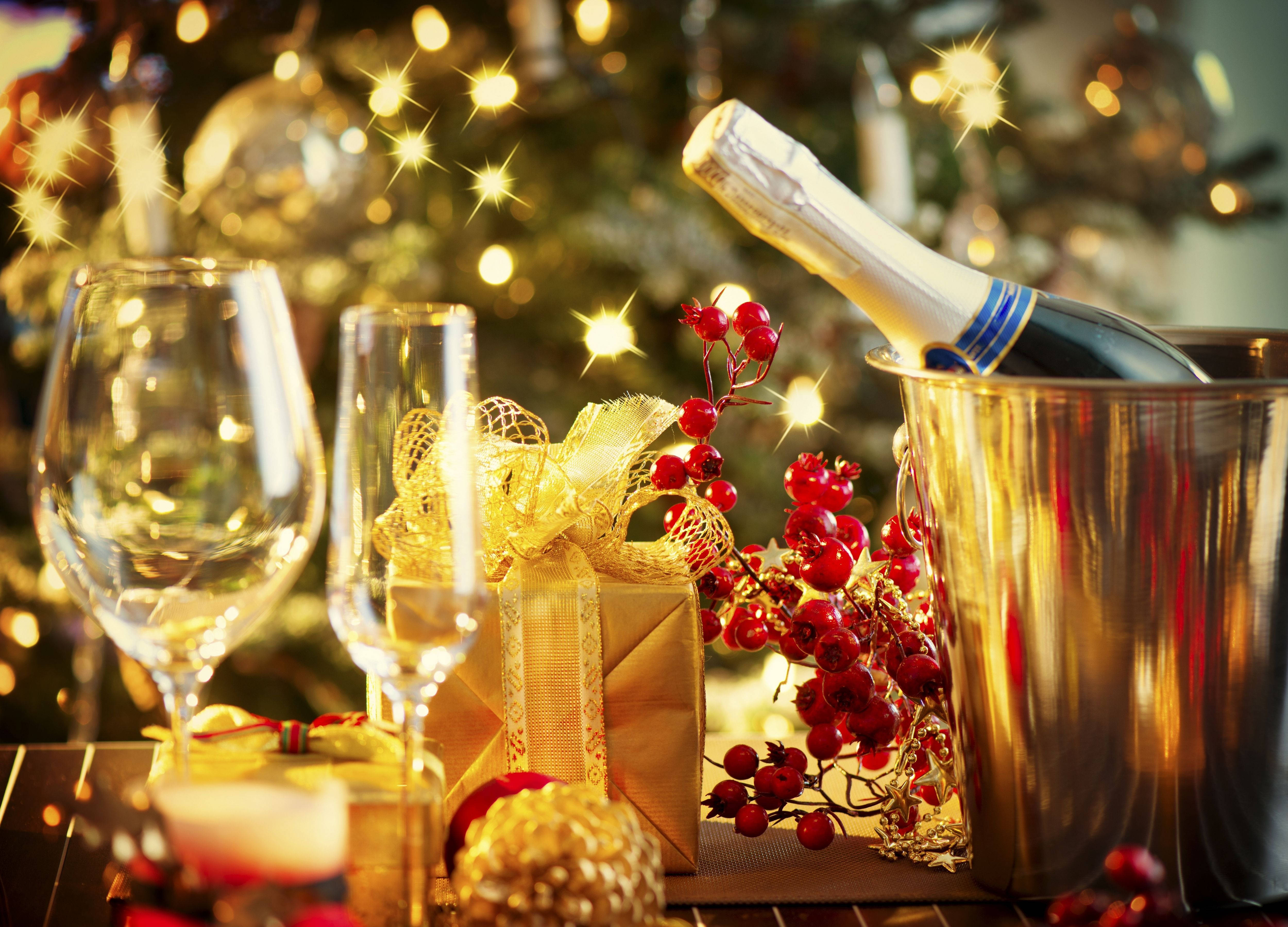 champagne, red berries, Christmas lights, 4K Desktop Wallpaper