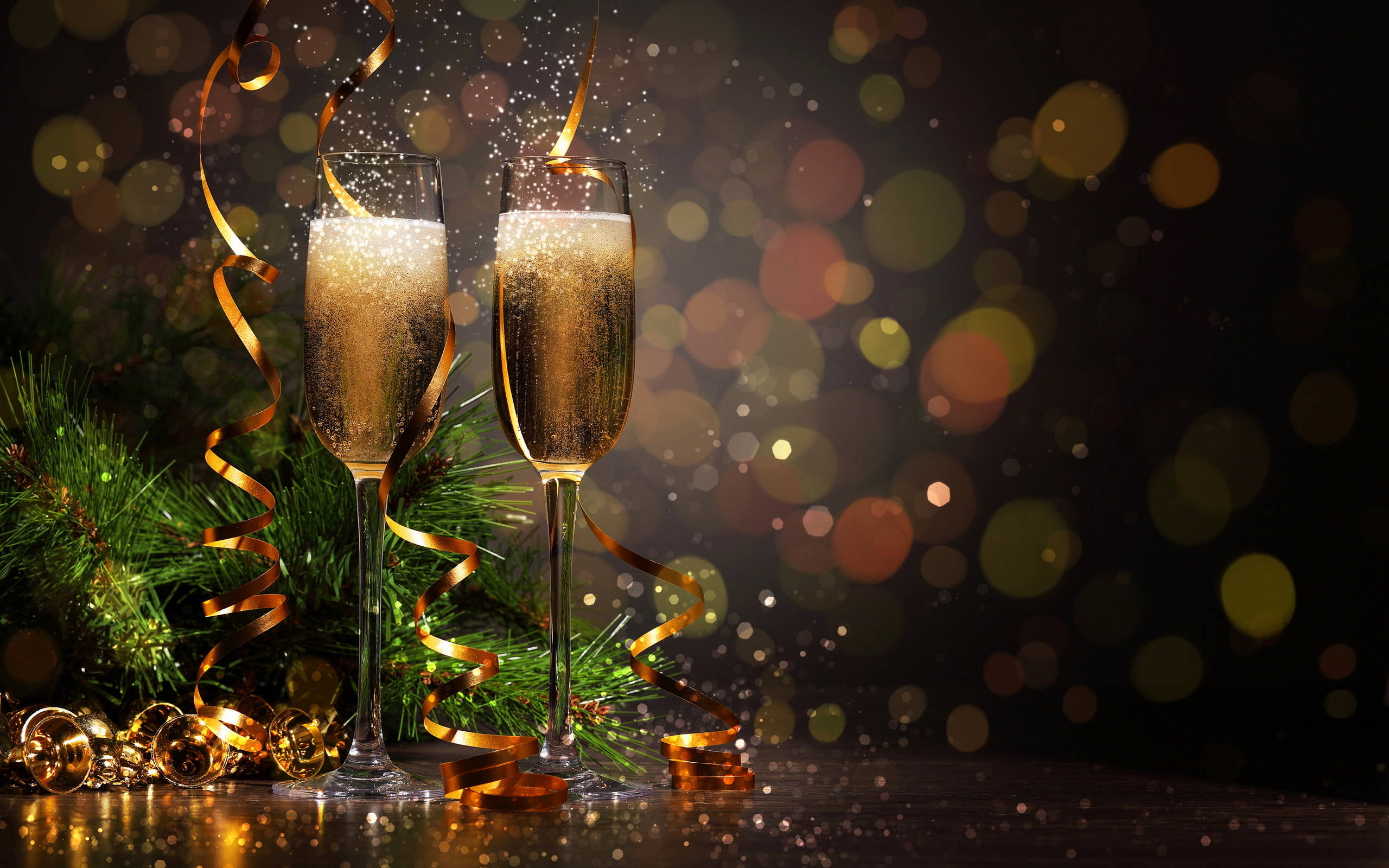 New Year, champagne flutes, golden bubbles, 2K Desktop Wallpaper